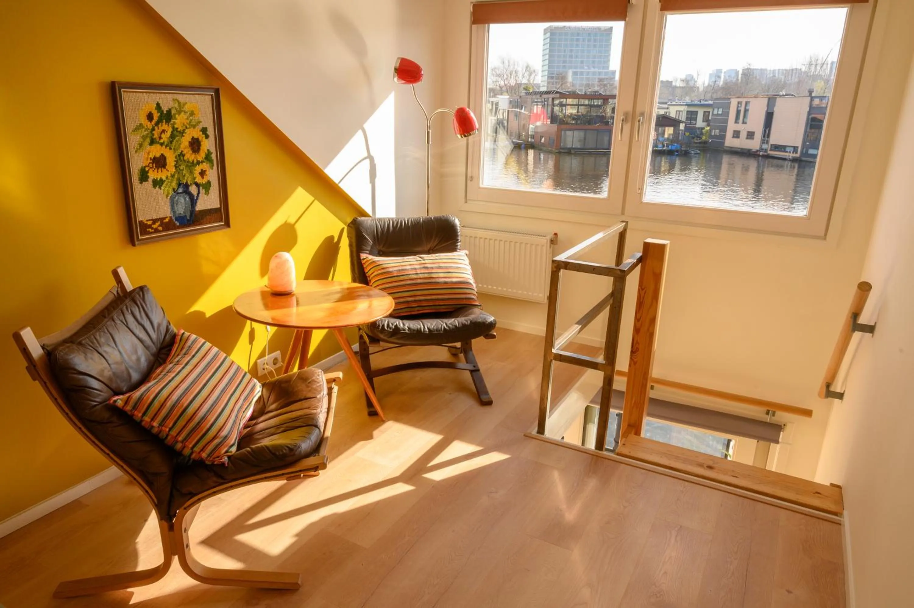 Seating area in Houseboat studio with canalview and free bikes