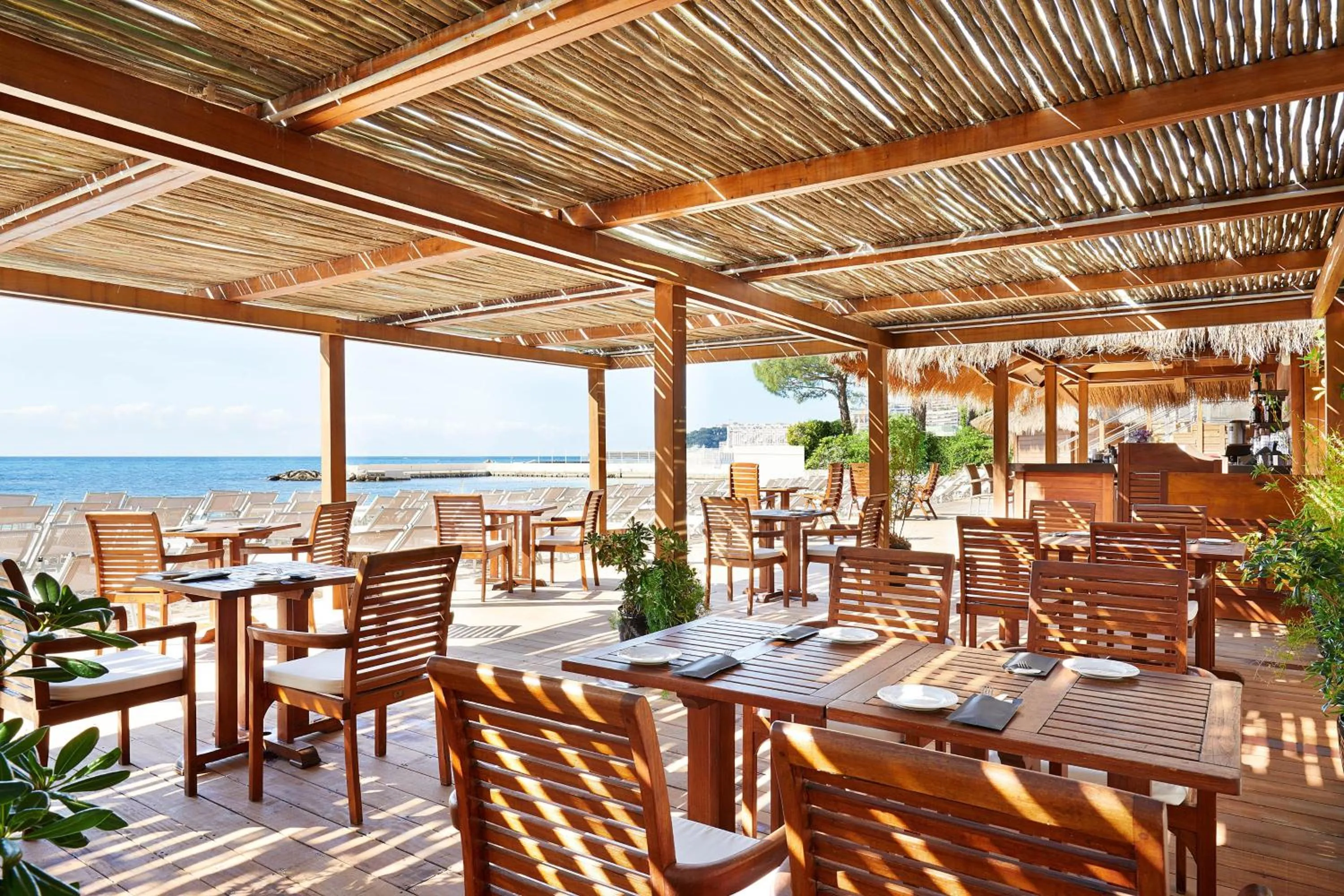 Lounge or bar in Le Méridien Beach Plaza