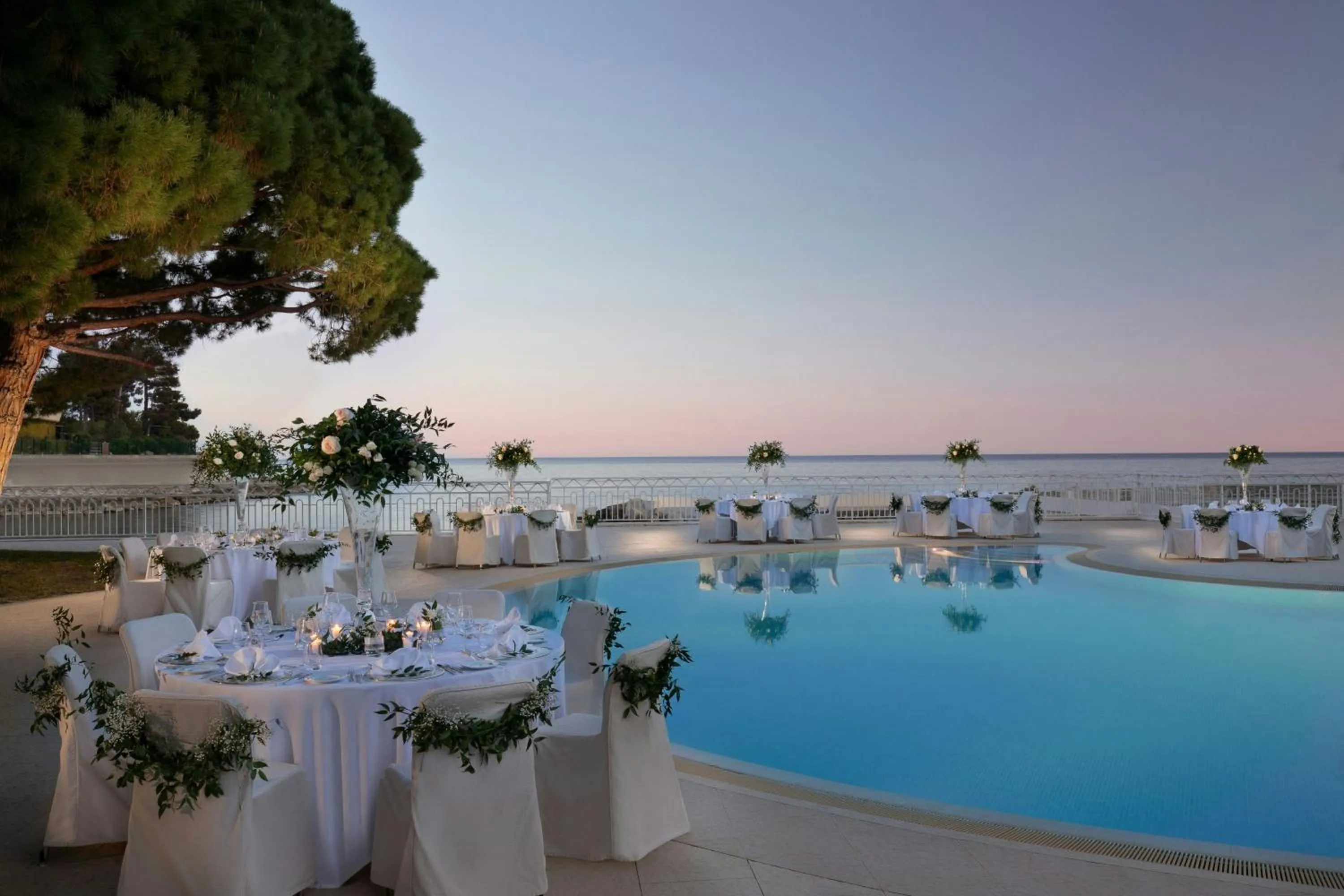 Swimming pool in Le Méridien Beach Plaza