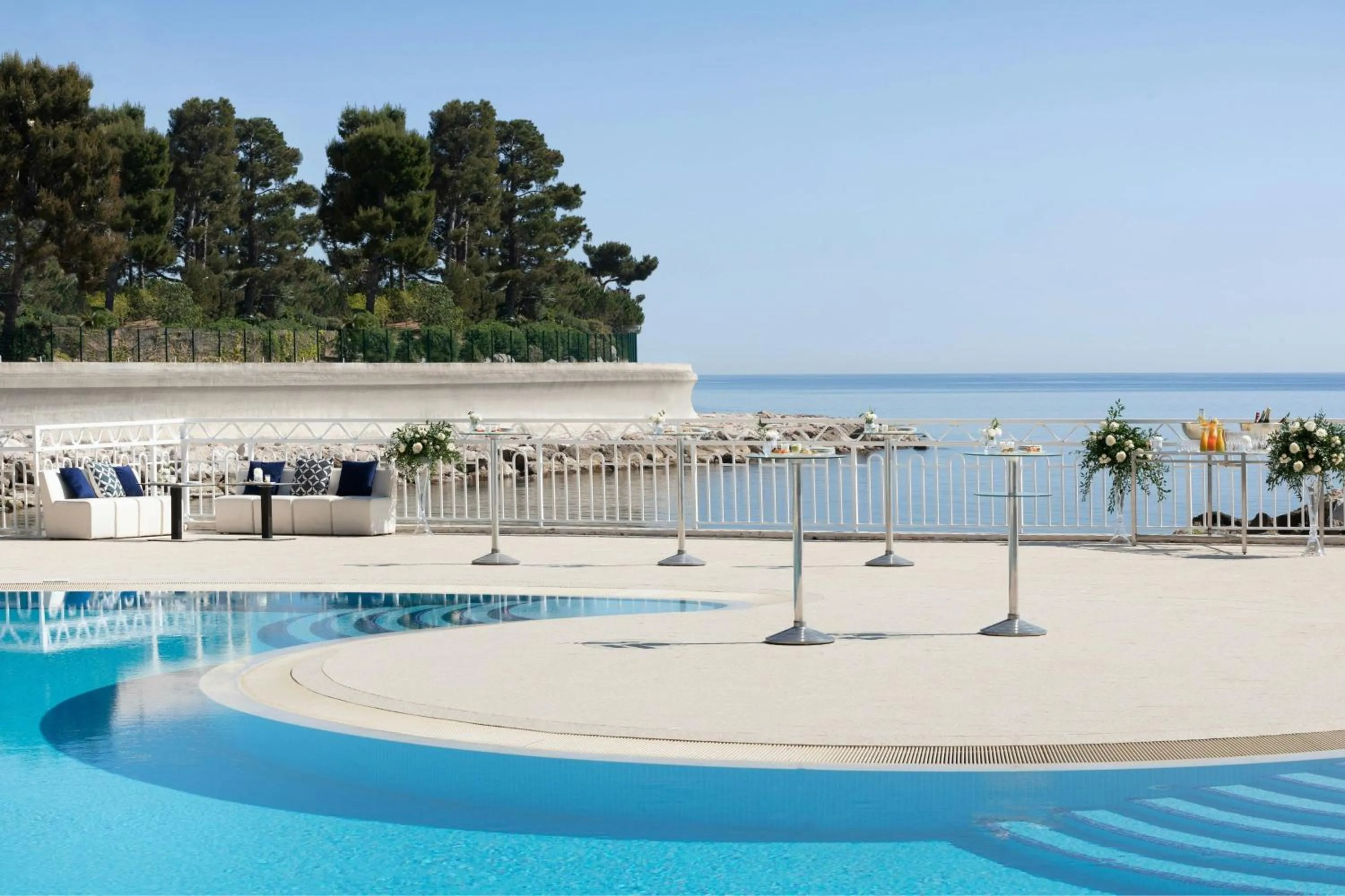 Swimming pool in Le Méridien Beach Plaza
