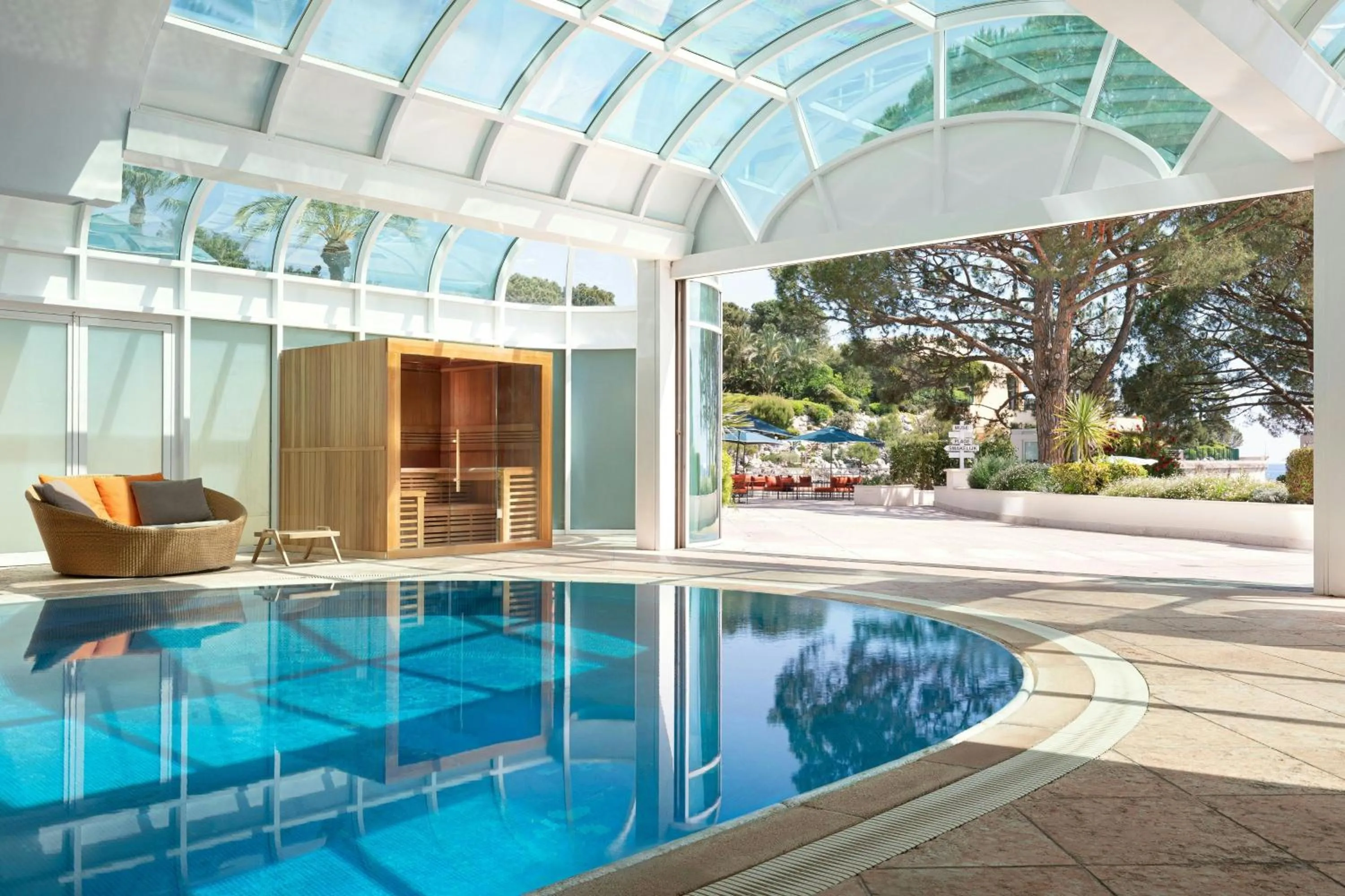 Swimming pool in Le Méridien Beach Plaza