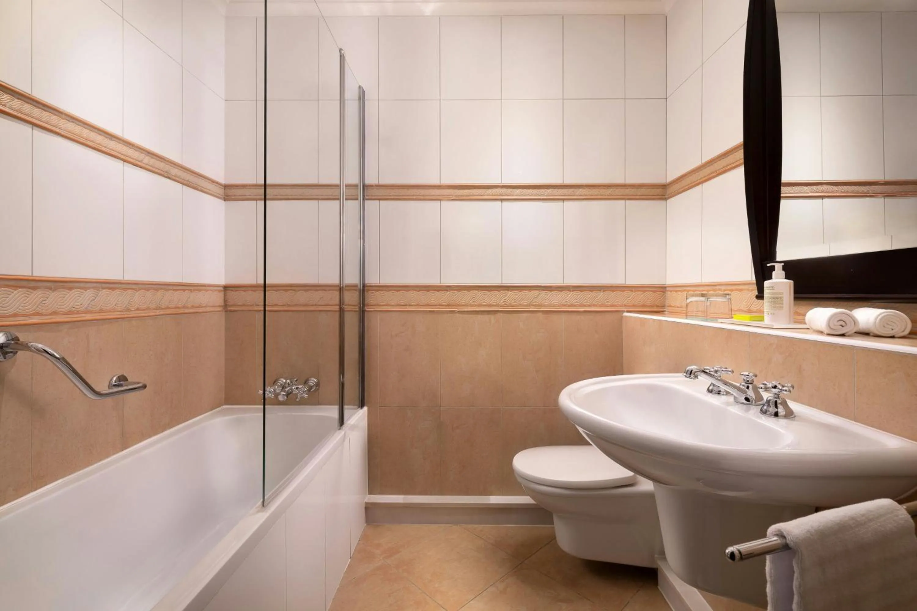 Bathroom in Le Méridien Beach Plaza