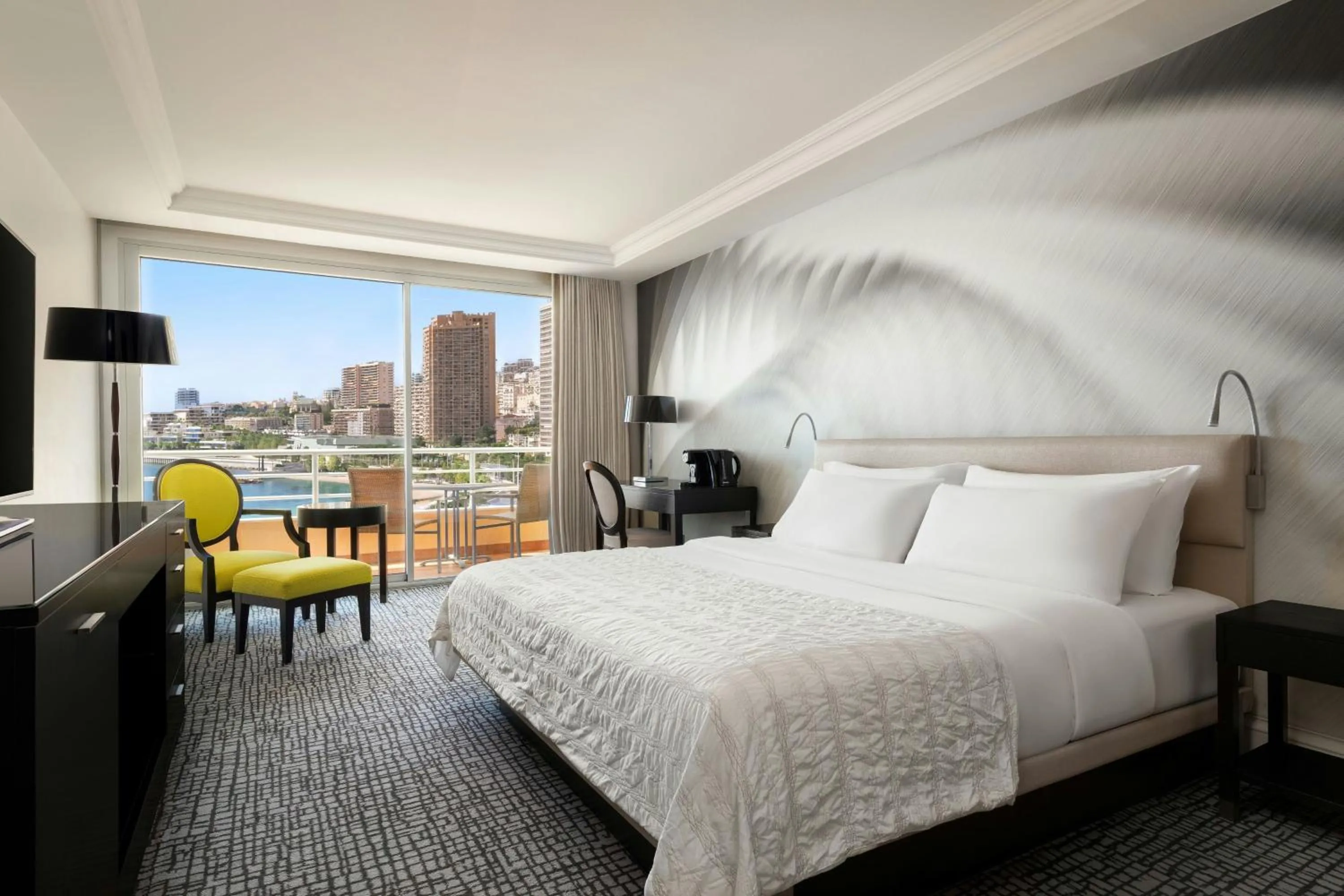 Photo of the whole room, Bed in Le Méridien Beach Plaza