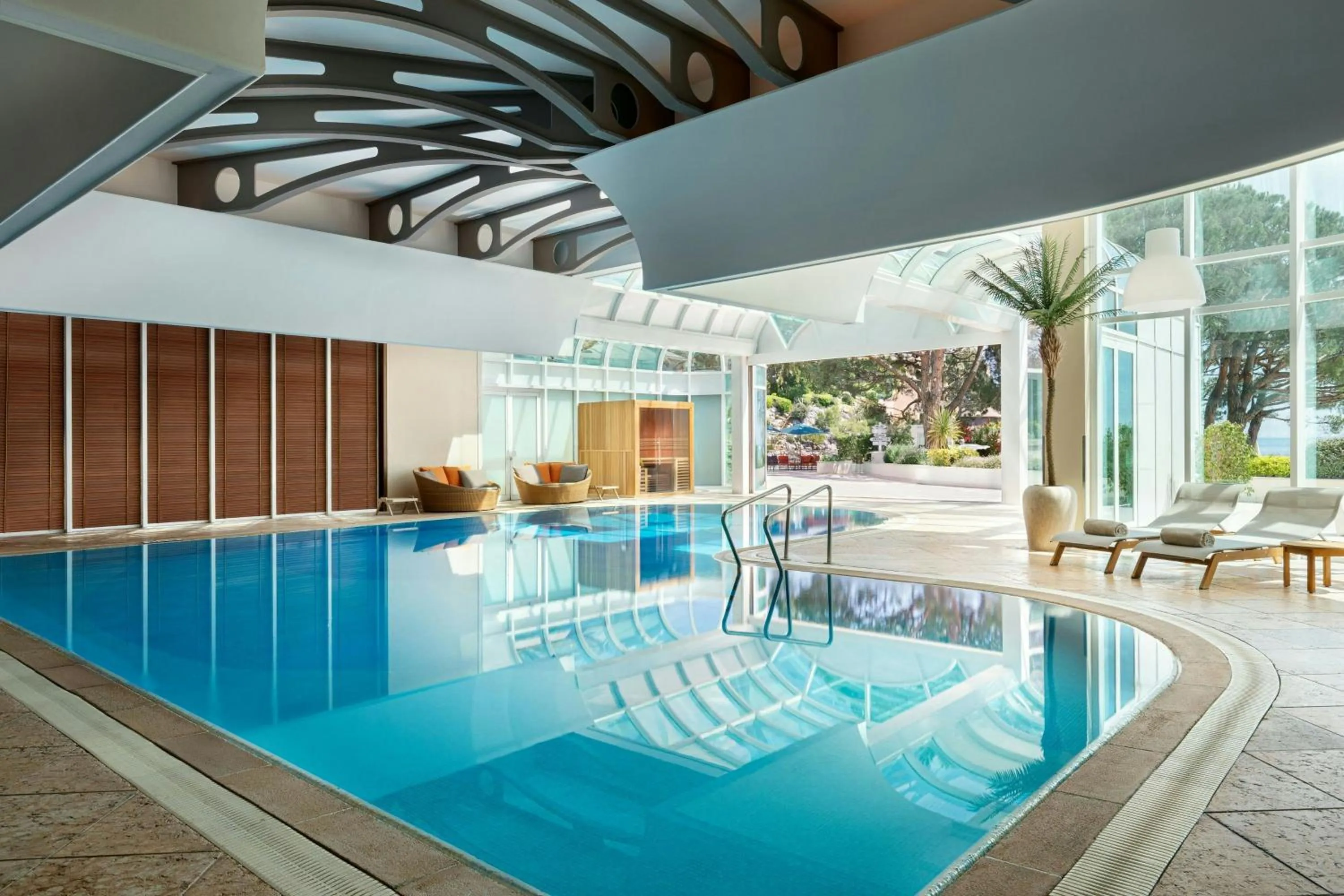 Swimming pool in Le Méridien Beach Plaza