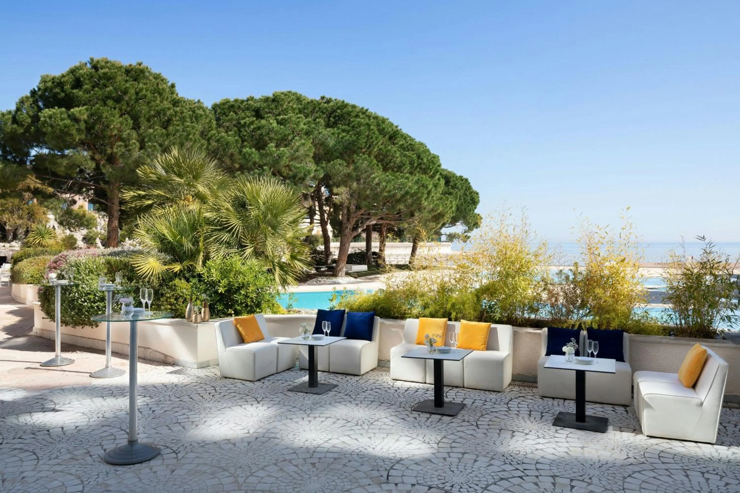 Swimming pool in Le Méridien Beach Plaza