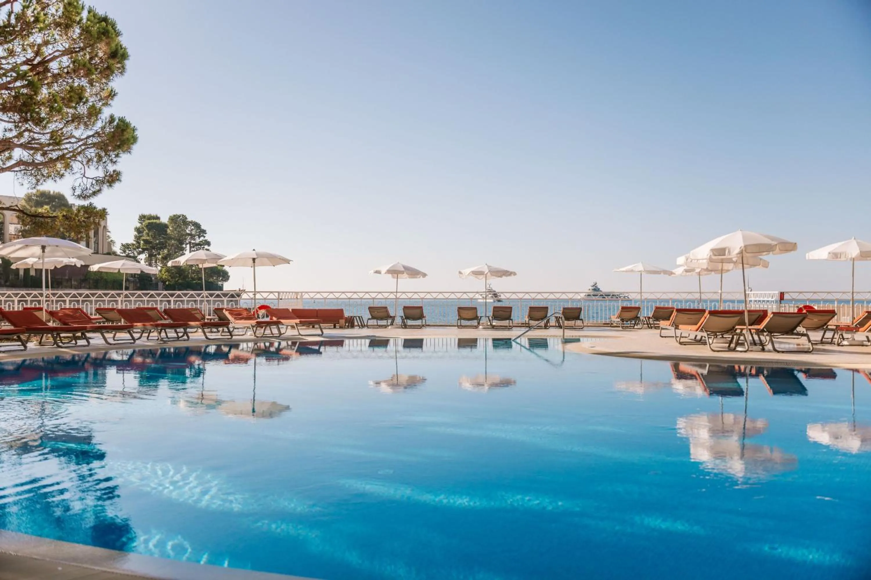 Swimming pool in Le Méridien Beach Plaza