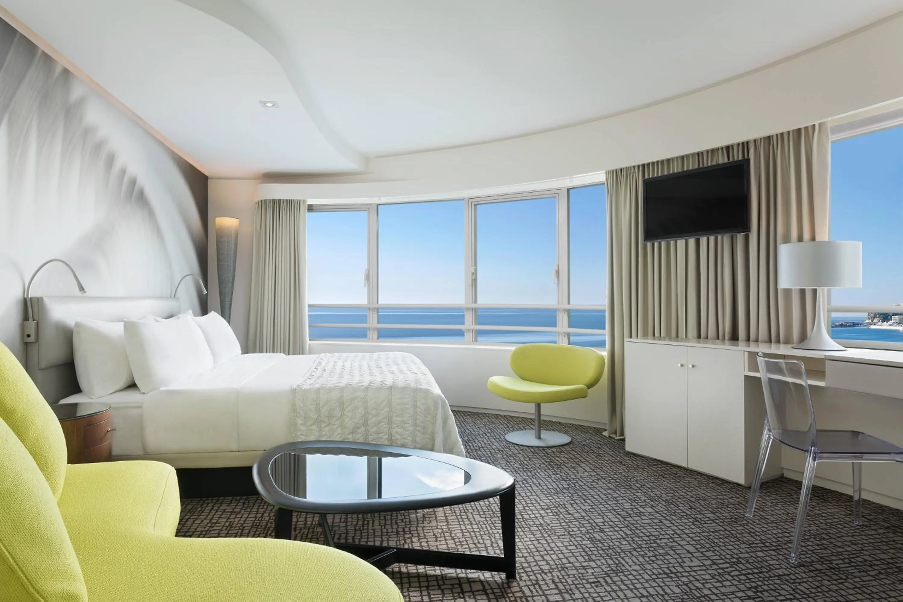 Photo of the whole room, Bed in Le Méridien Beach Plaza