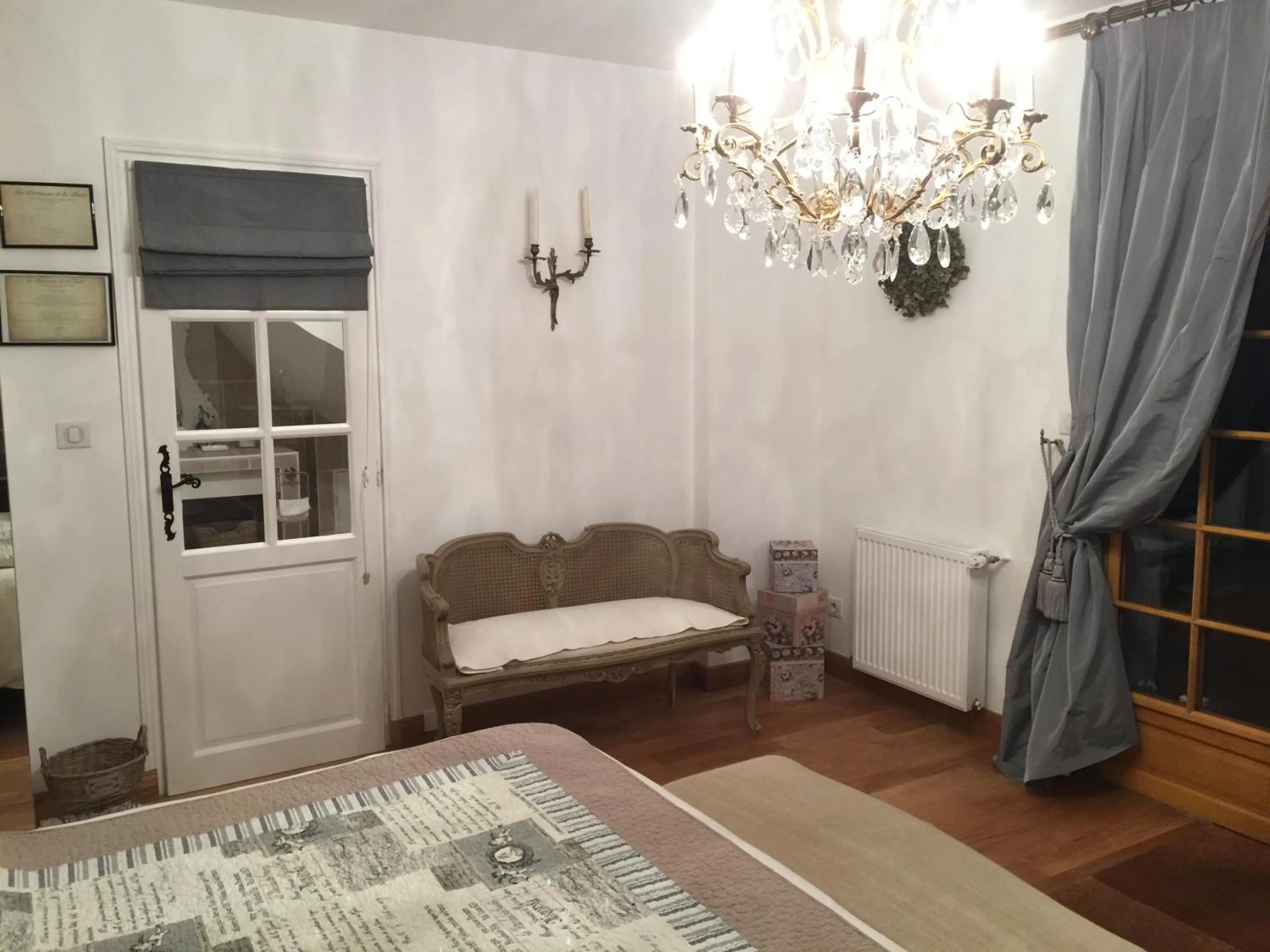 Living room, Bed in Les Prémices De La Forêt