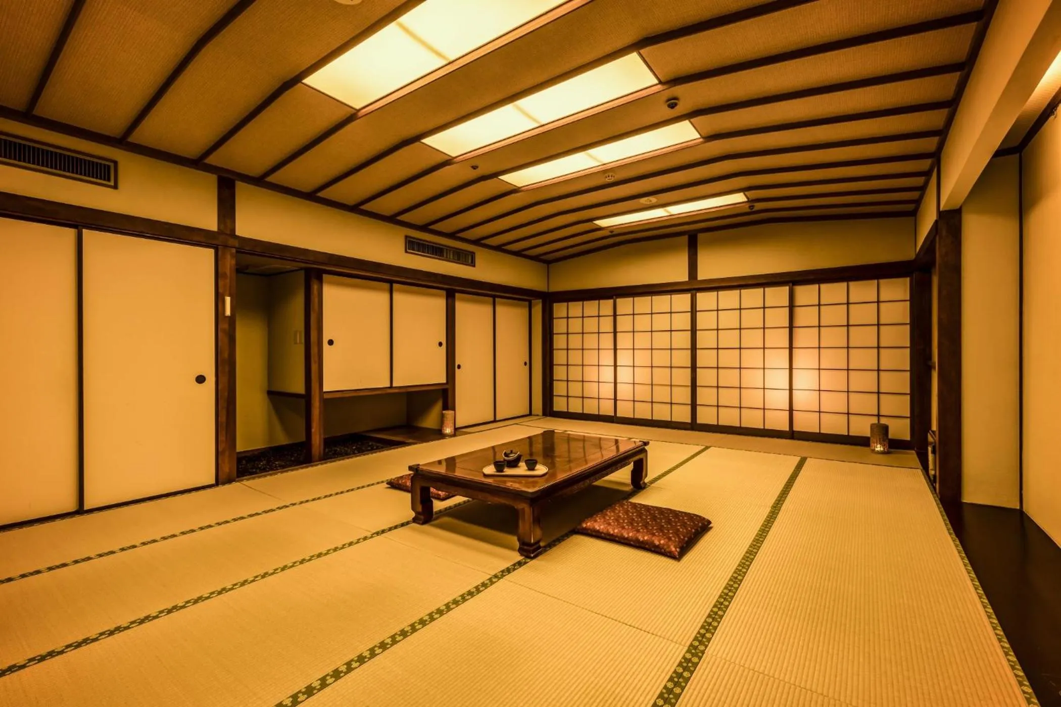 Photo of the whole room in Ooedo Onsen Monogatari Awazu Grand Hotel