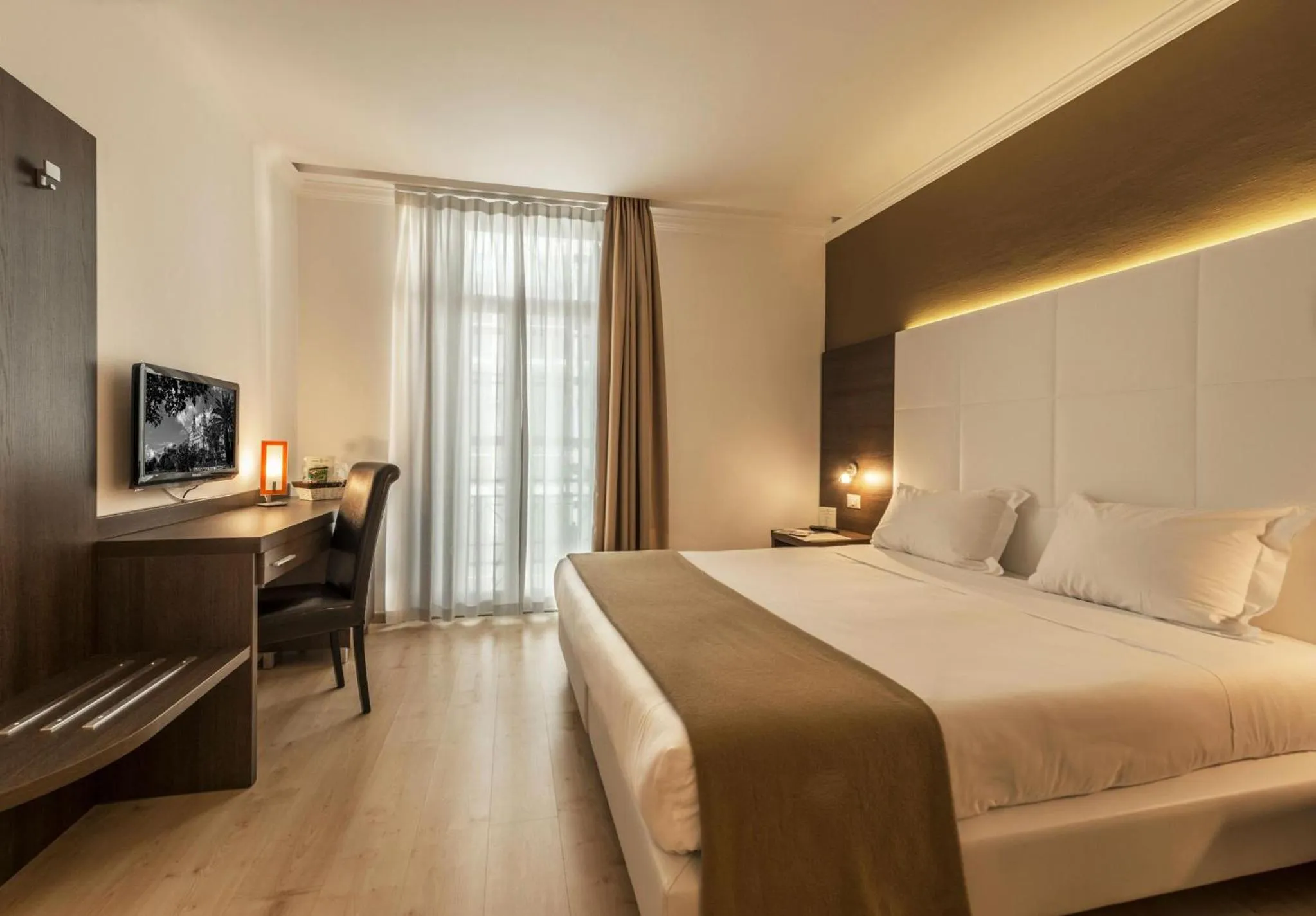 Bed in Ambassador-Monaco