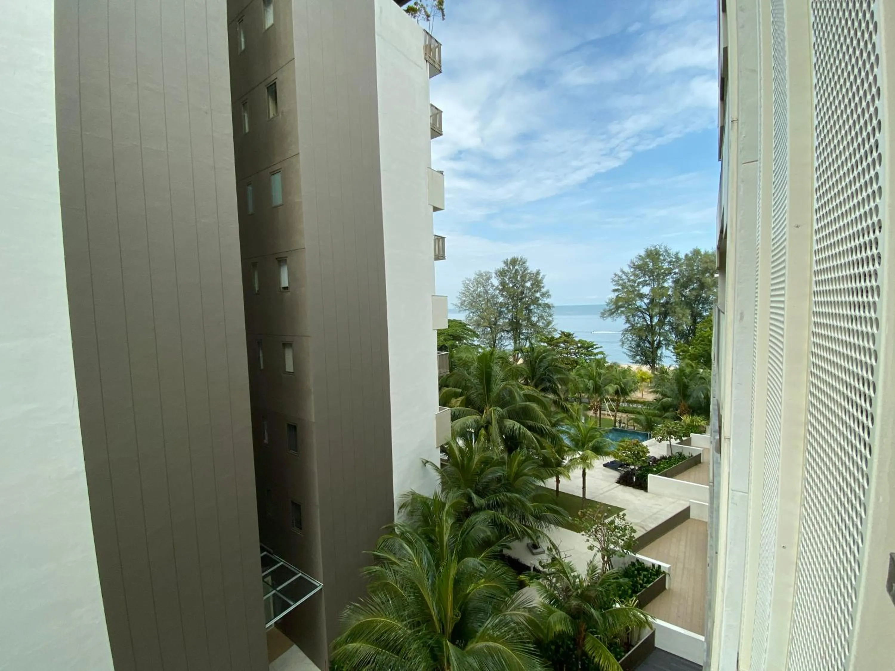 By The Sea @ Cozy Beachfront Home