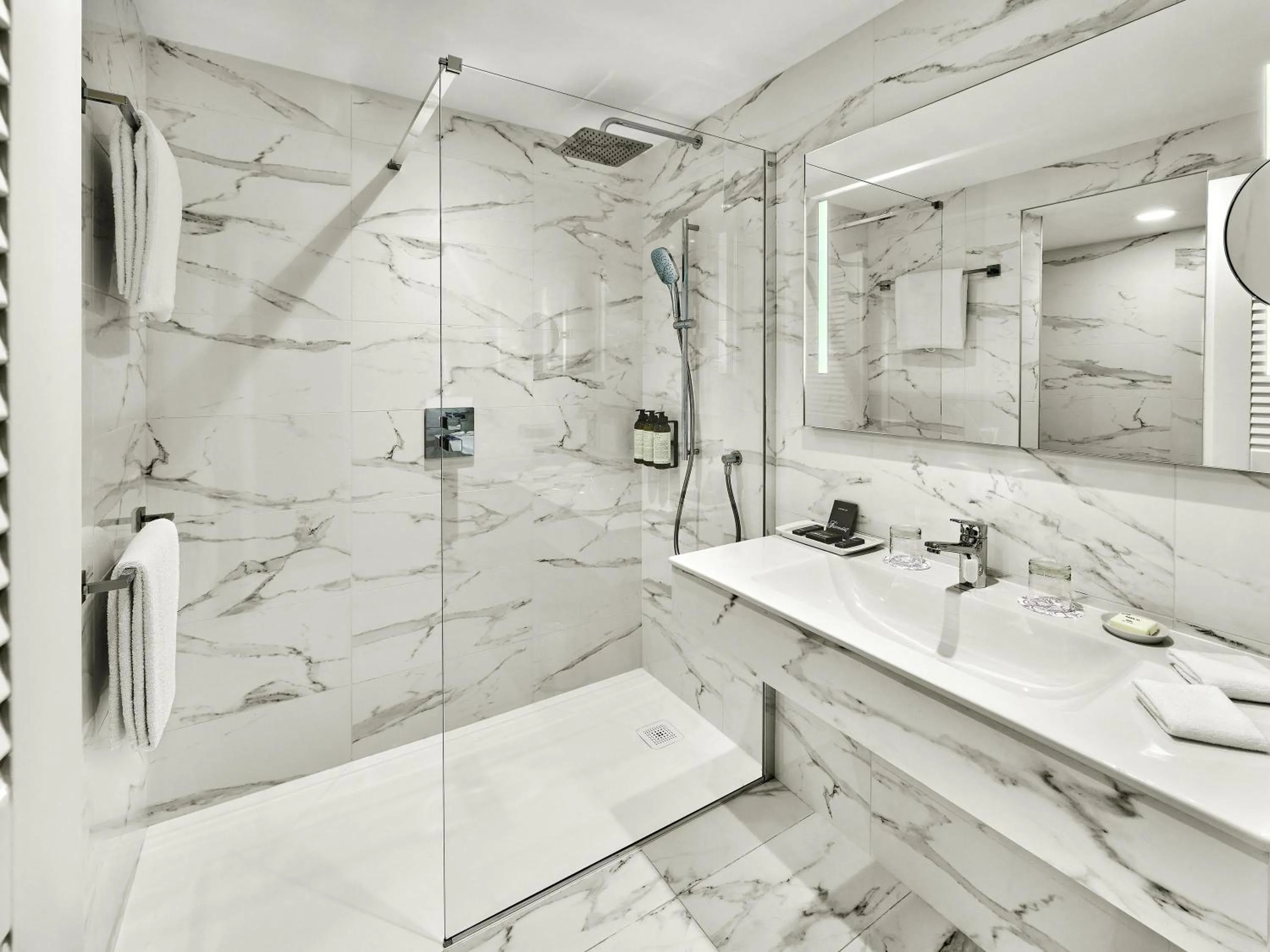 Photo of the whole room in Fairmont Monte Carlo