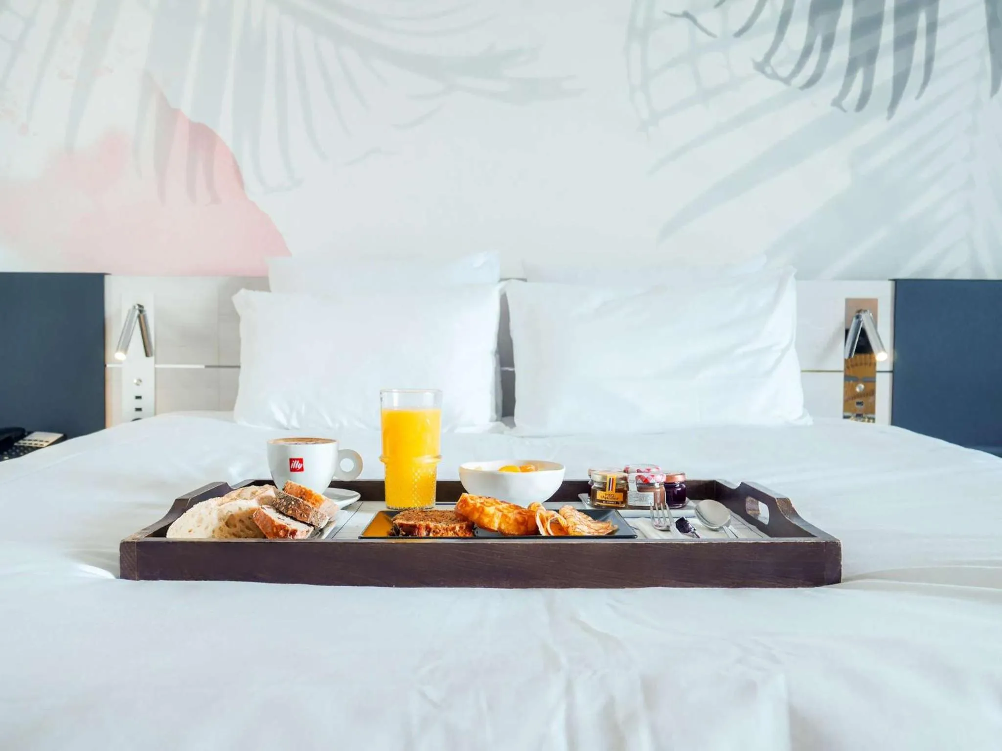 Bedroom, Bed in Novotel Monte-Carlo