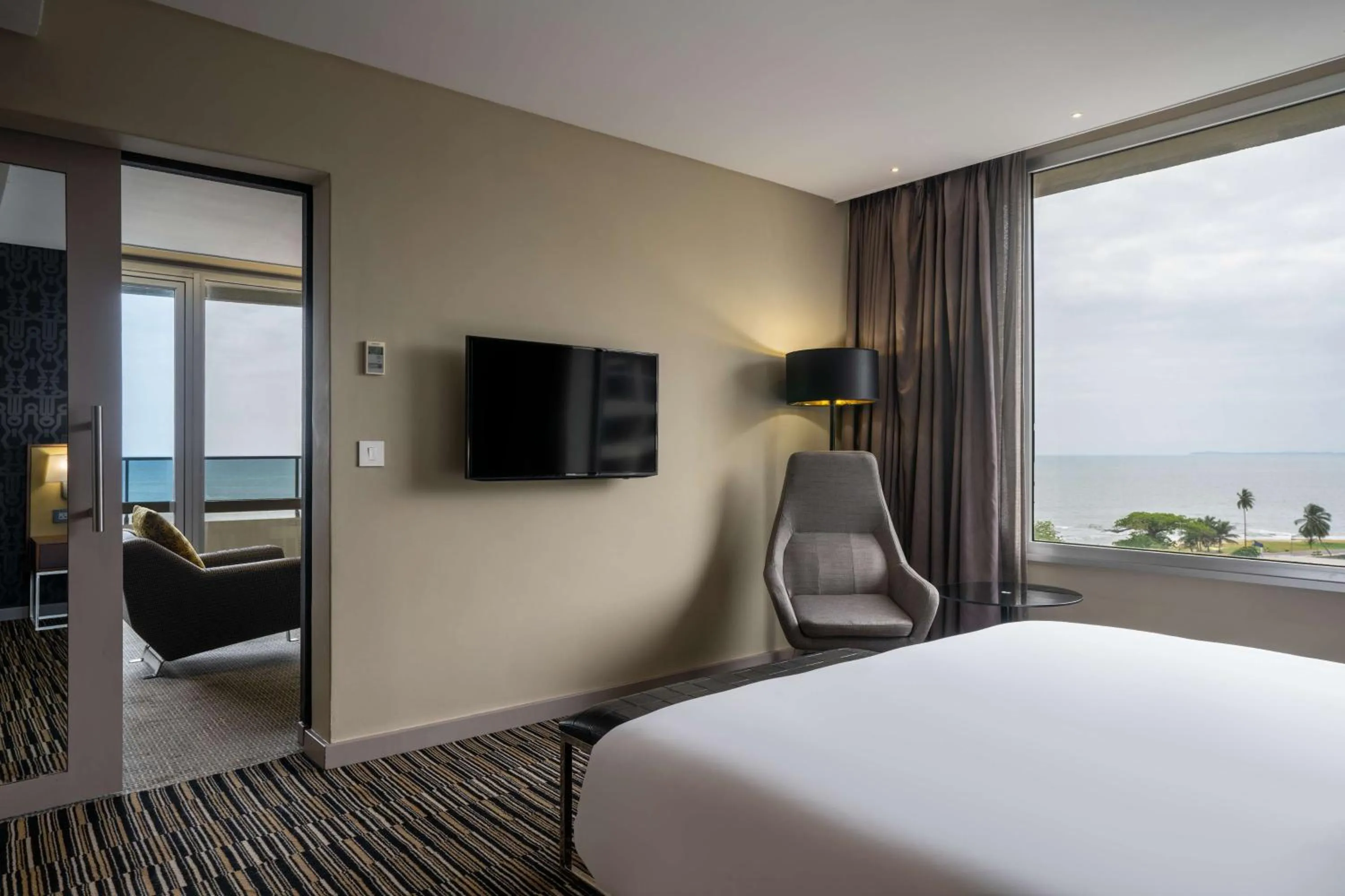 Photo of the whole room, Bed in Radisson Blu Okoume Palace Hotel, Libreville