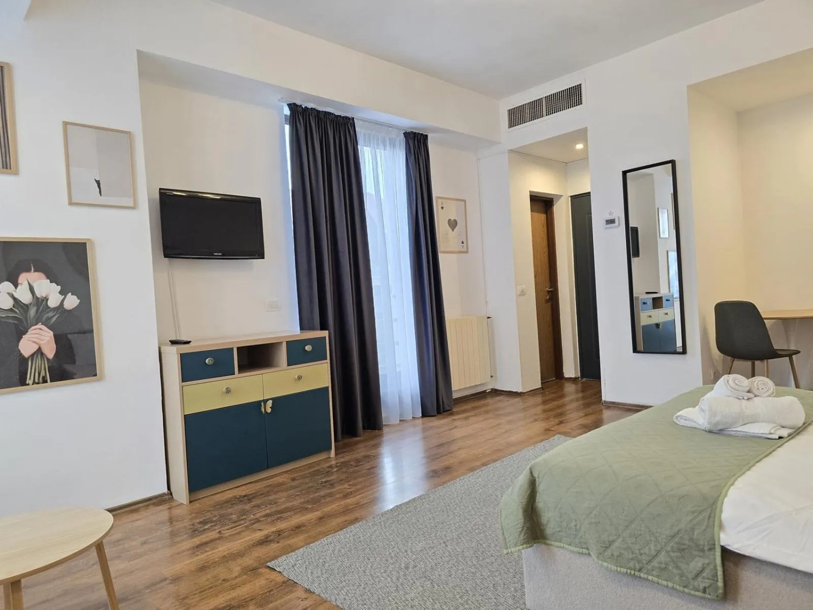 Communal lounge/ TV room in Mosilor Apartments