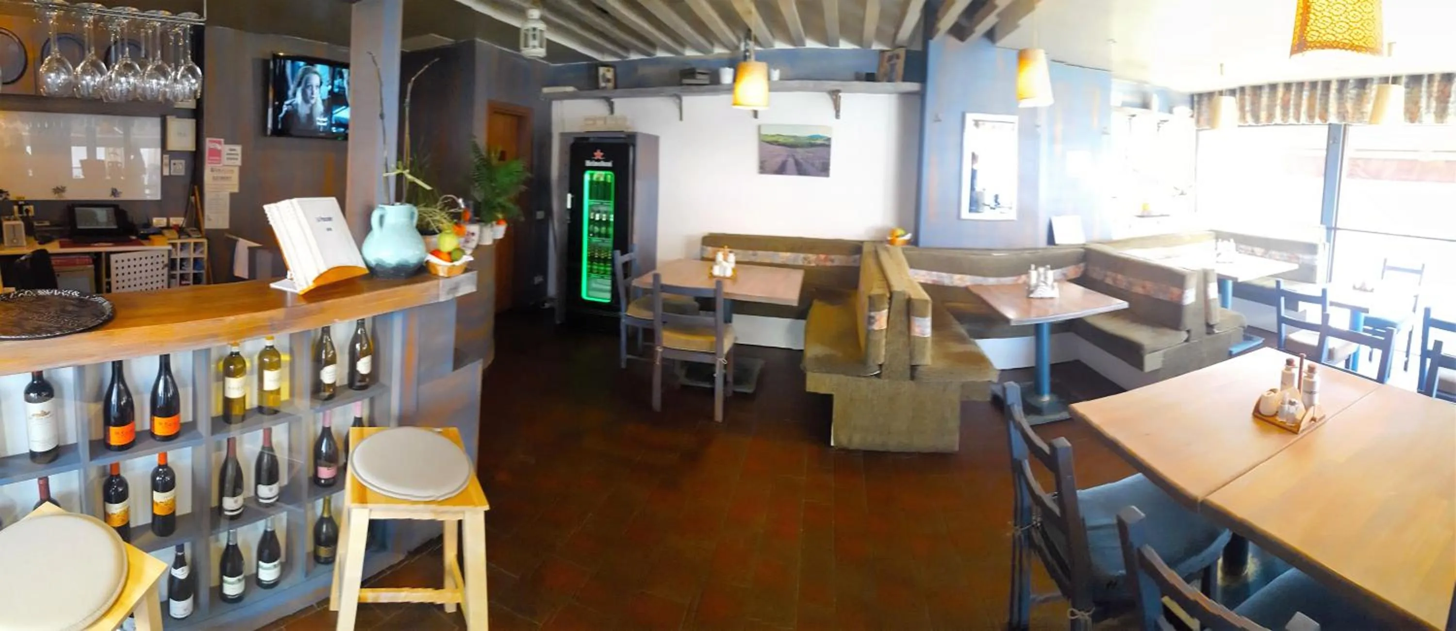 Restaurant/places to eat in Mosilor Apartments