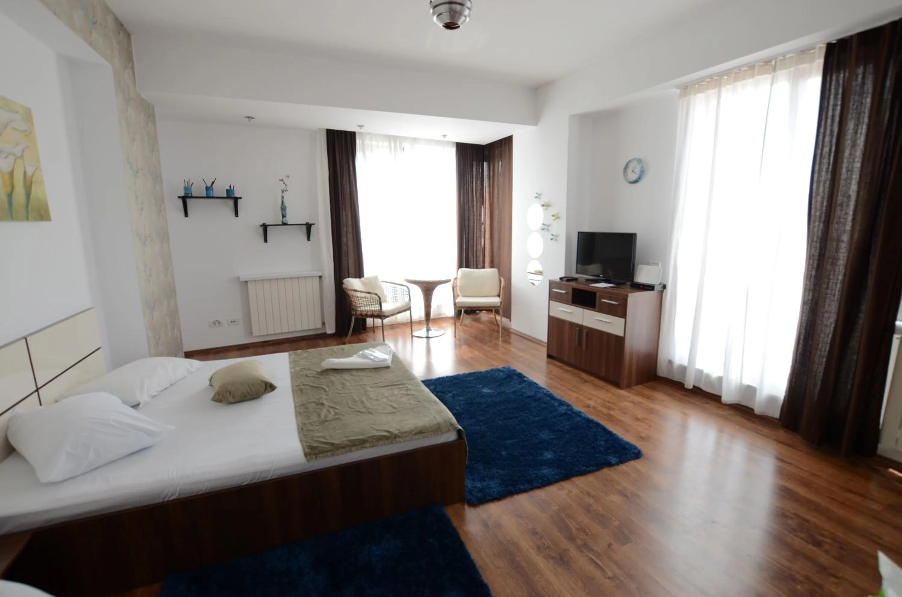 Communal lounge/ TV room, Bed in Mosilor Apartments