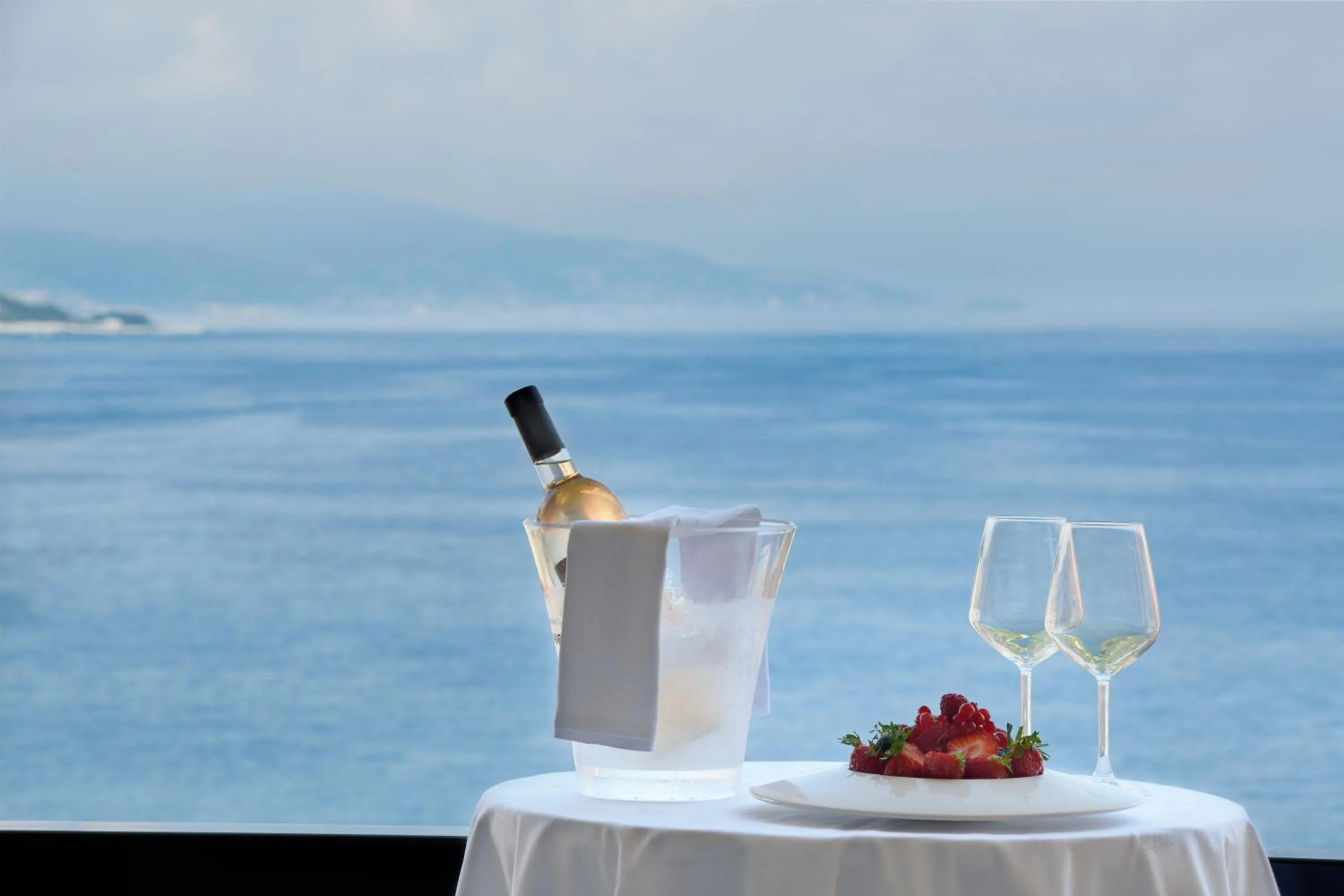 Food and drinks in Columbus Hotel Monte-Carlo, Curio Collection by Hilton