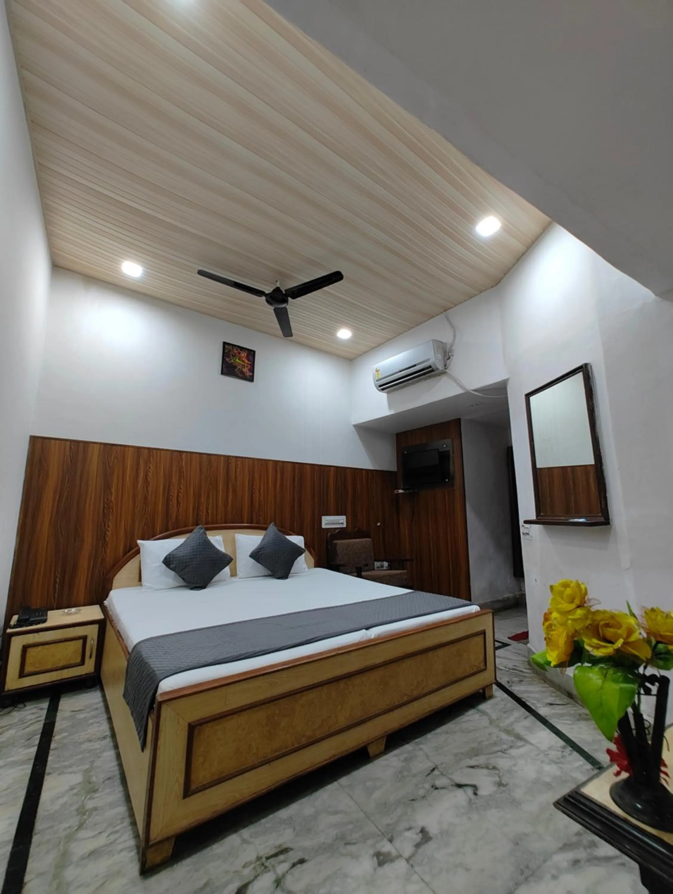 Bedroom, Bed in Hotel Swarajya Palace