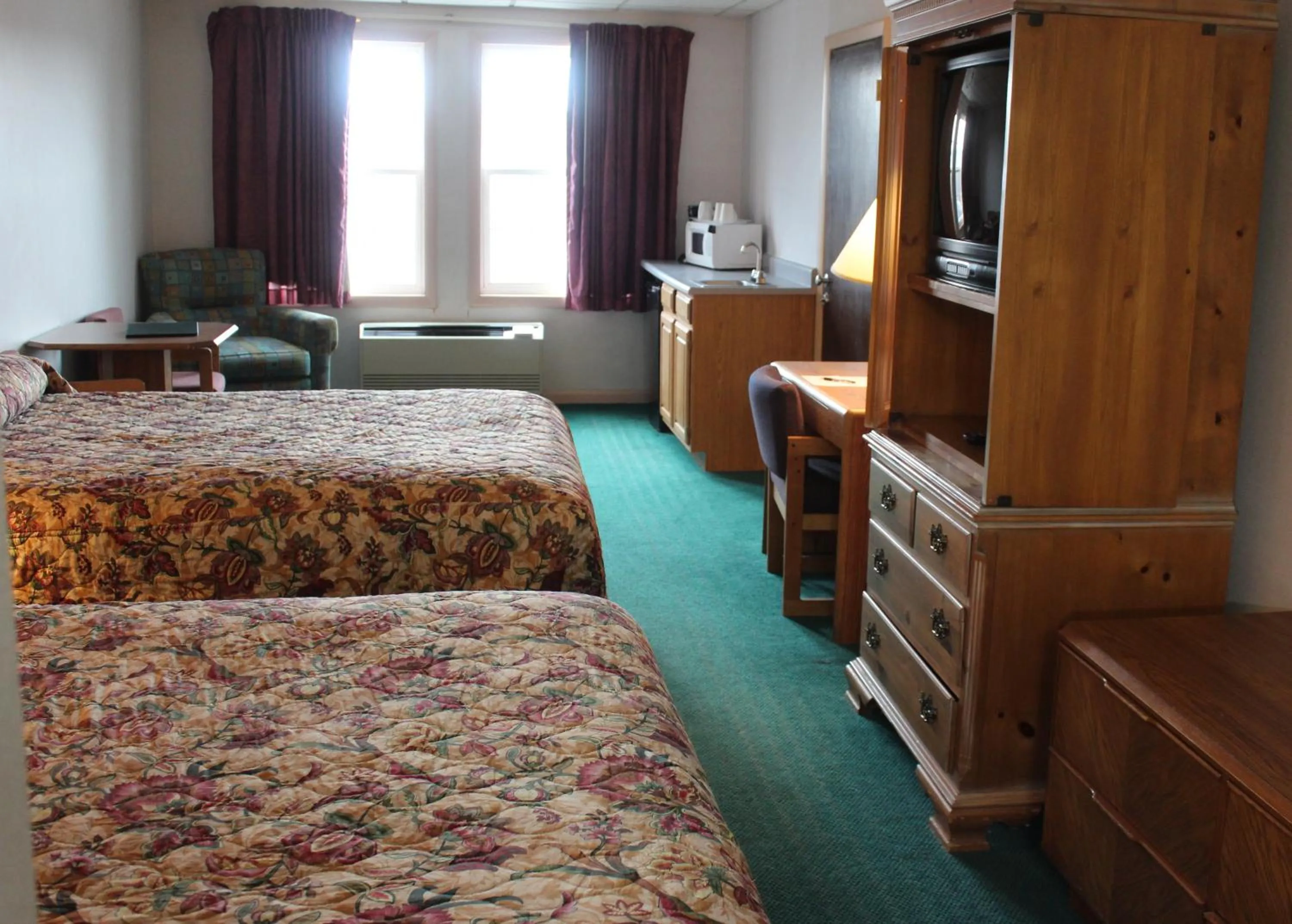 Day, Bed in Anchorage Inn Burlington