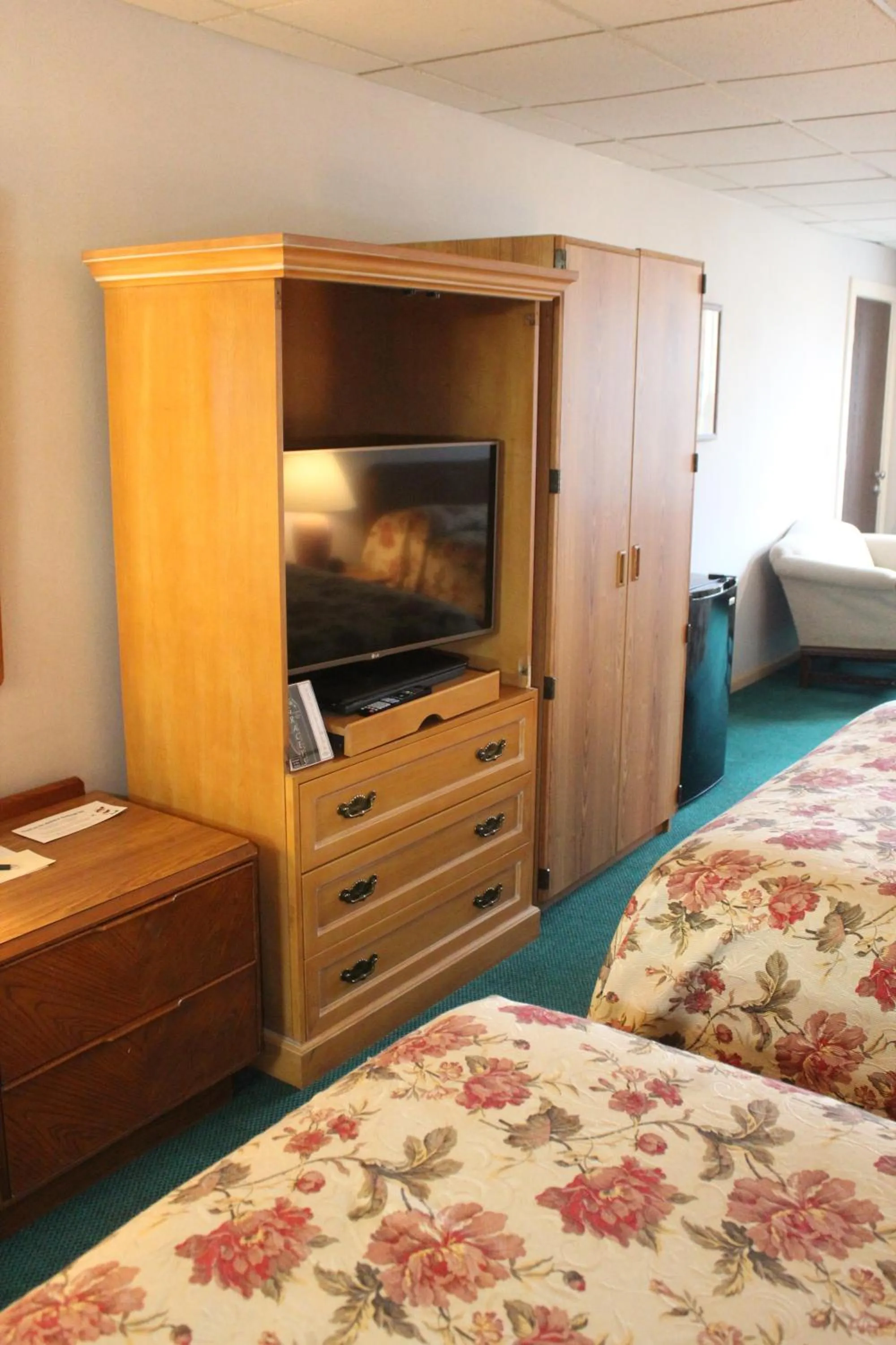 TV and multimedia, Bed in Anchorage Inn Burlington