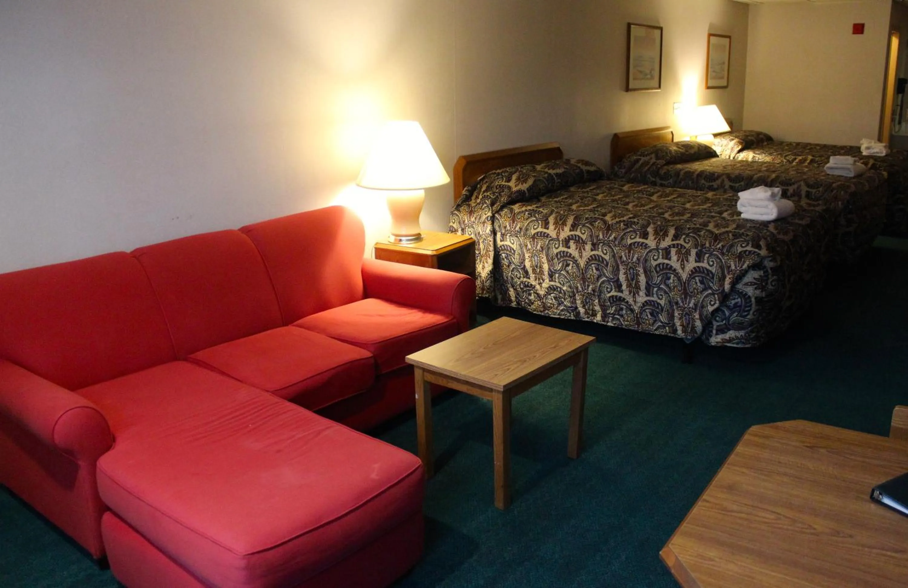 Photo of the whole room, Bed in Anchorage Inn Burlington
