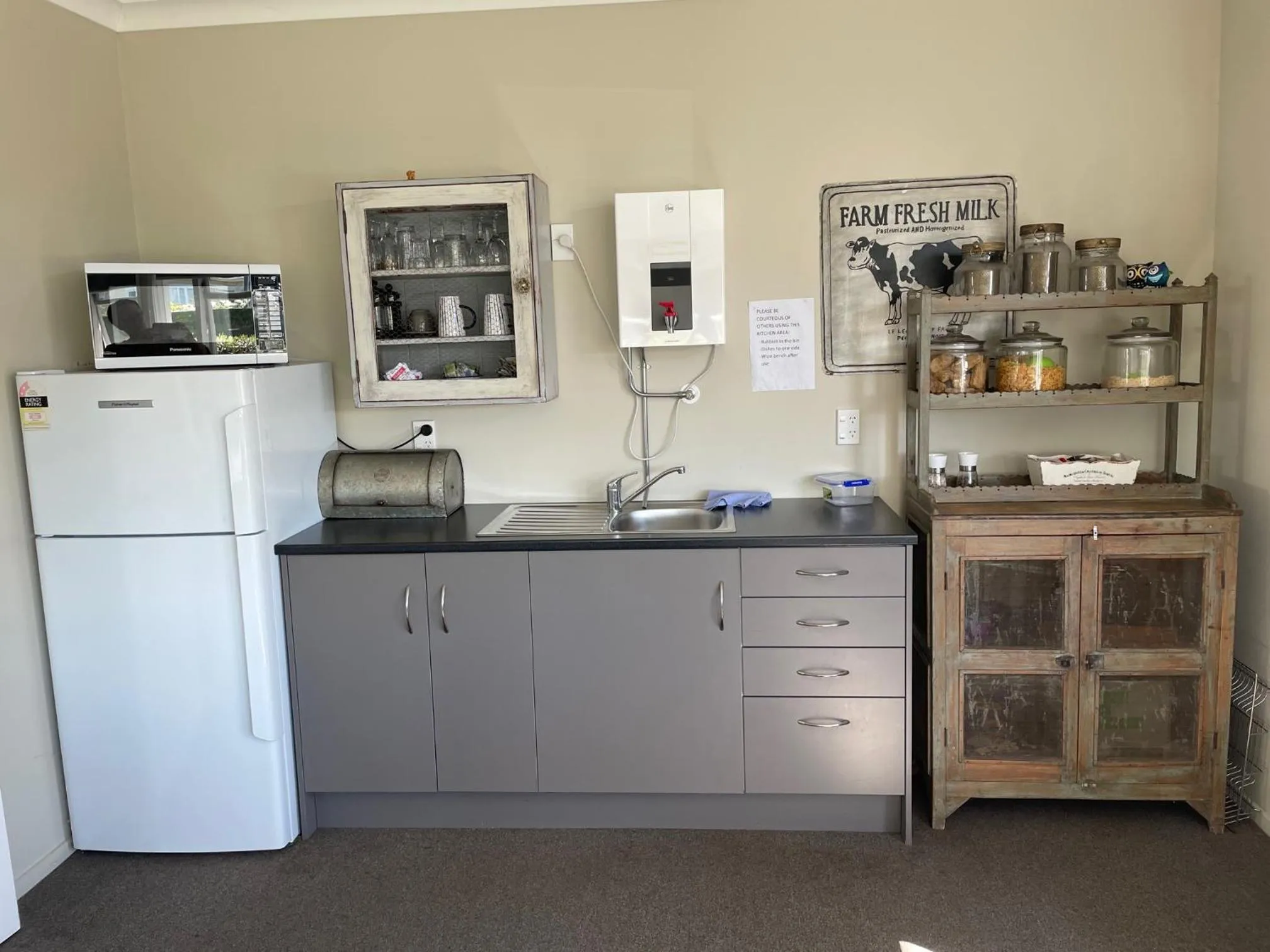 FatOwl Motel, Bar & Eatery