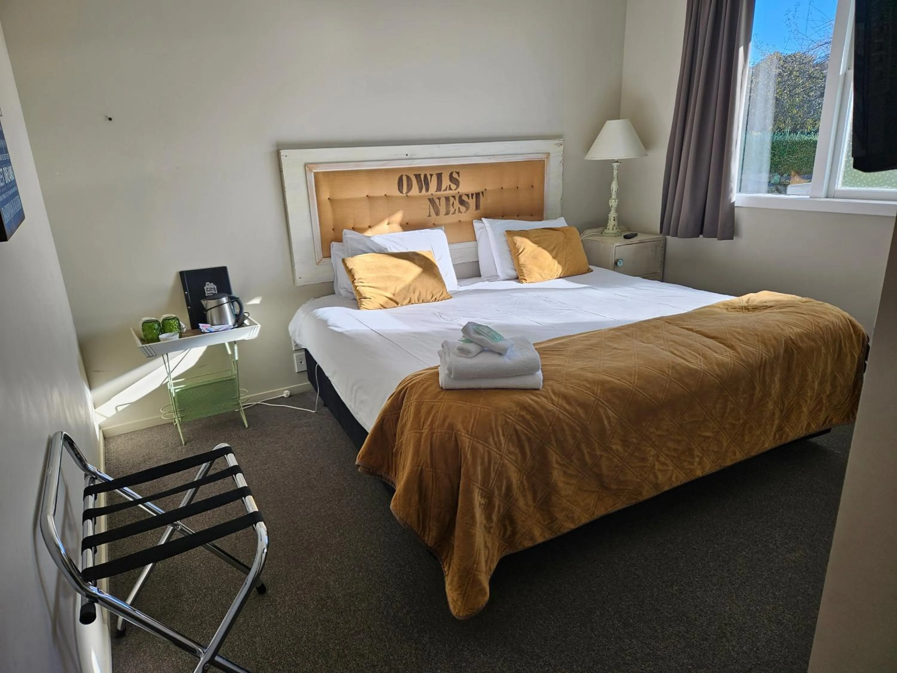 Bed in FatOwl Motel, Bar & Eatery