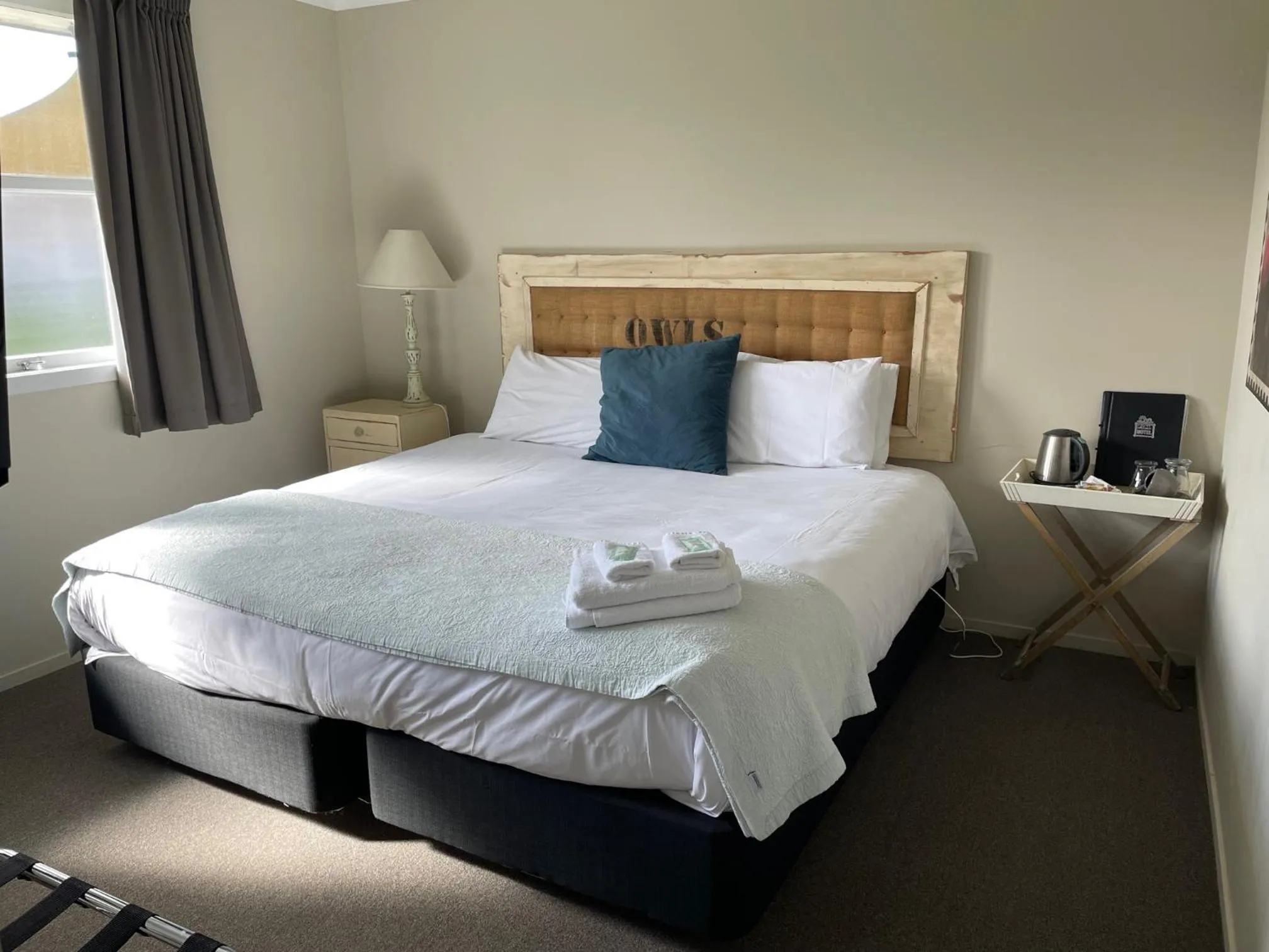 Bed in FatOwl Motel, Bar & Eatery