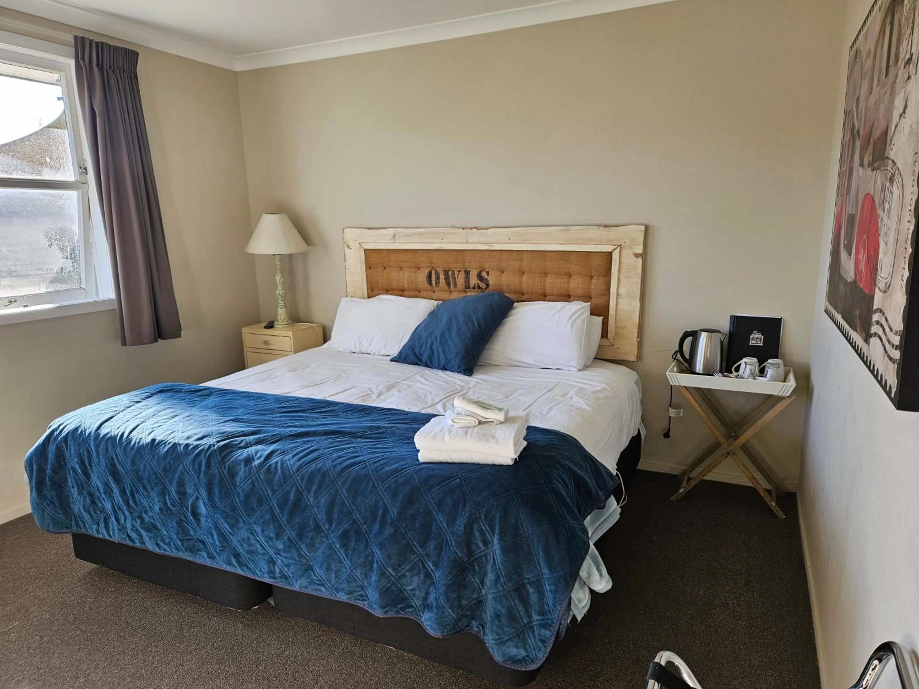 Bed in FatOwl Motel, Bar & Eatery