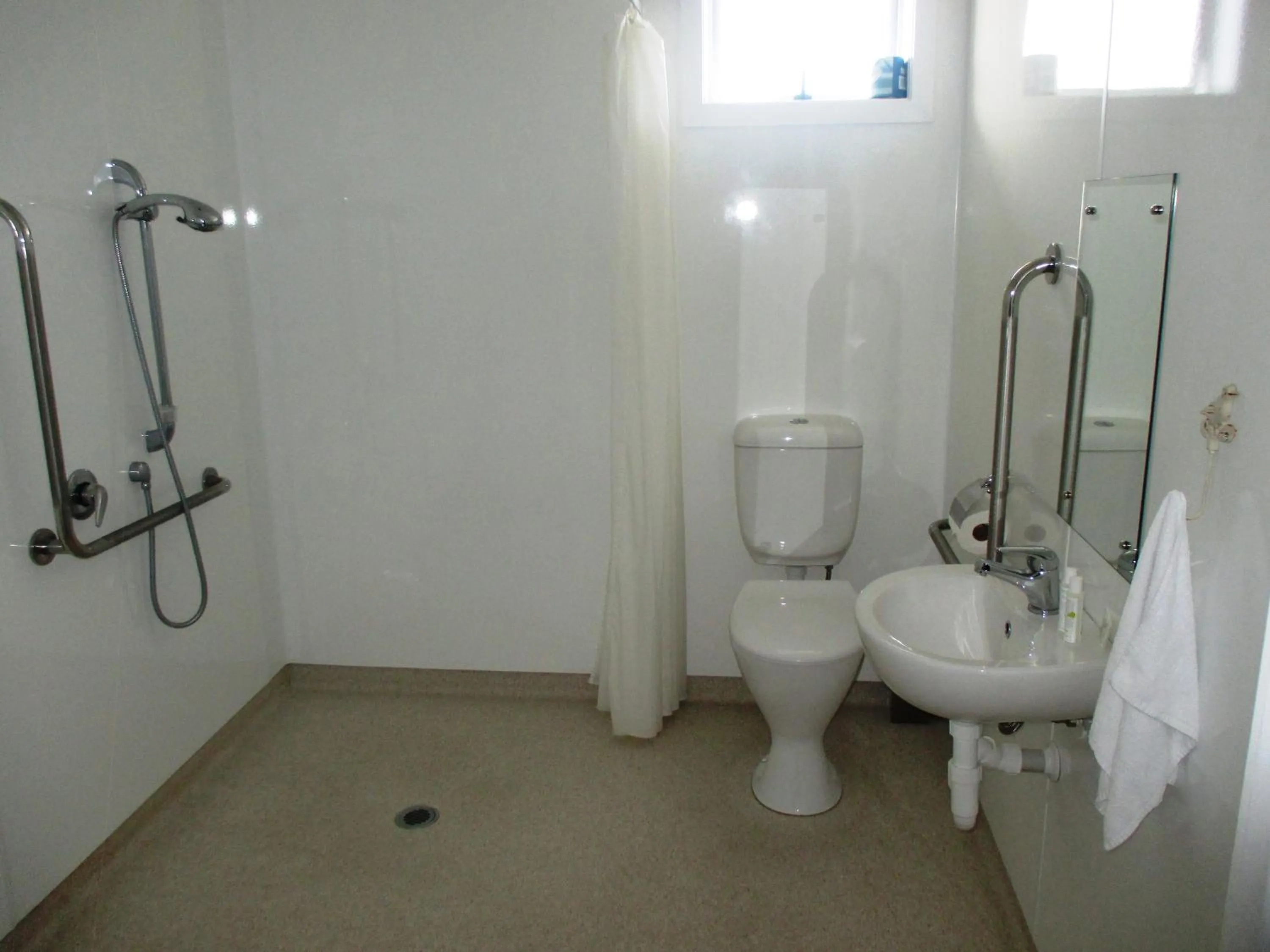 Bathroom in FatOwl Motel, Bar & Eatery