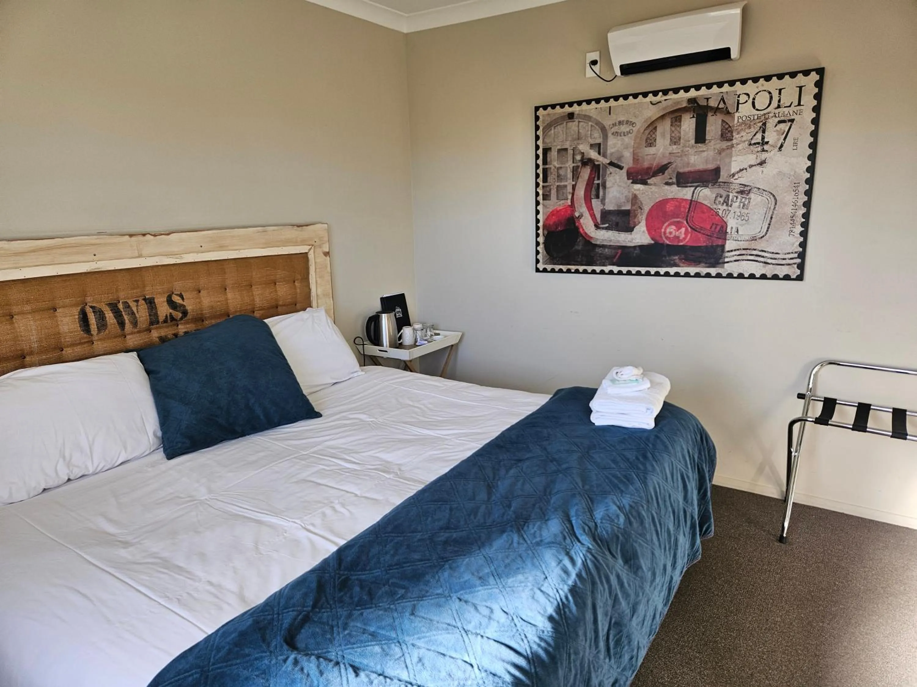 Bed in FatOwl Motel, Bar & Eatery