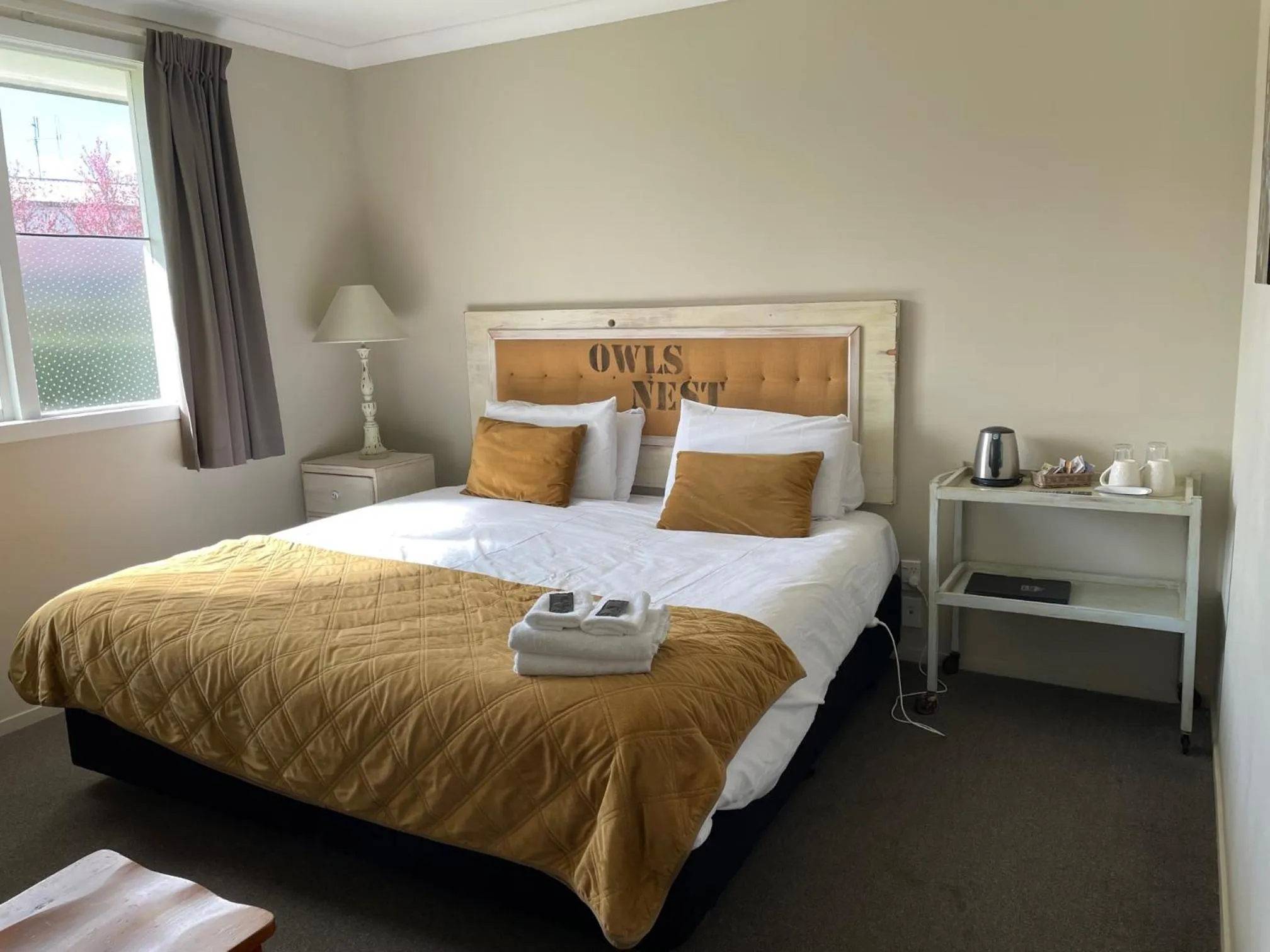 Bed in FatOwl Motel, Bar & Eatery