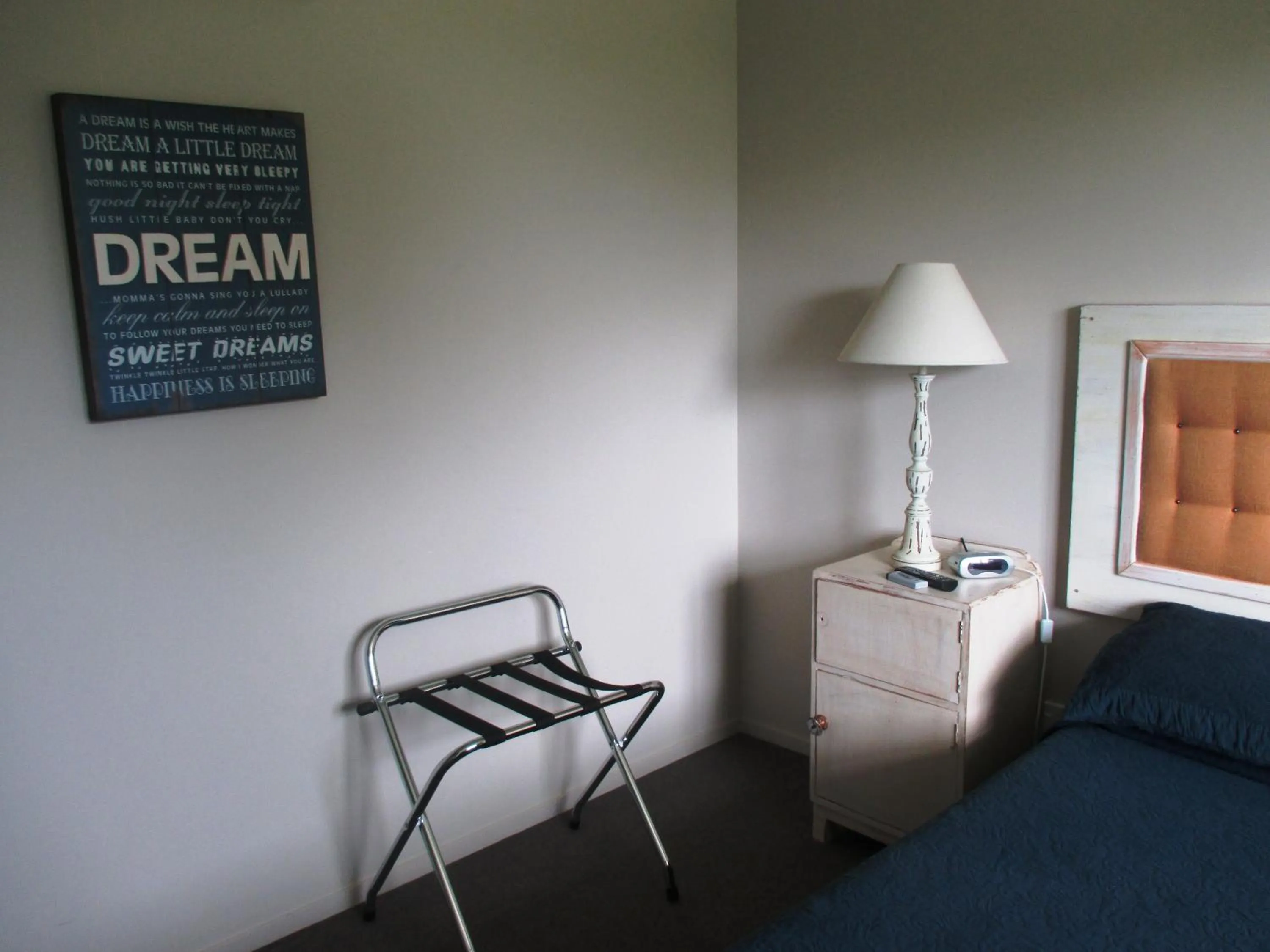 Bed in FatOwl Motel, Bar & Eatery