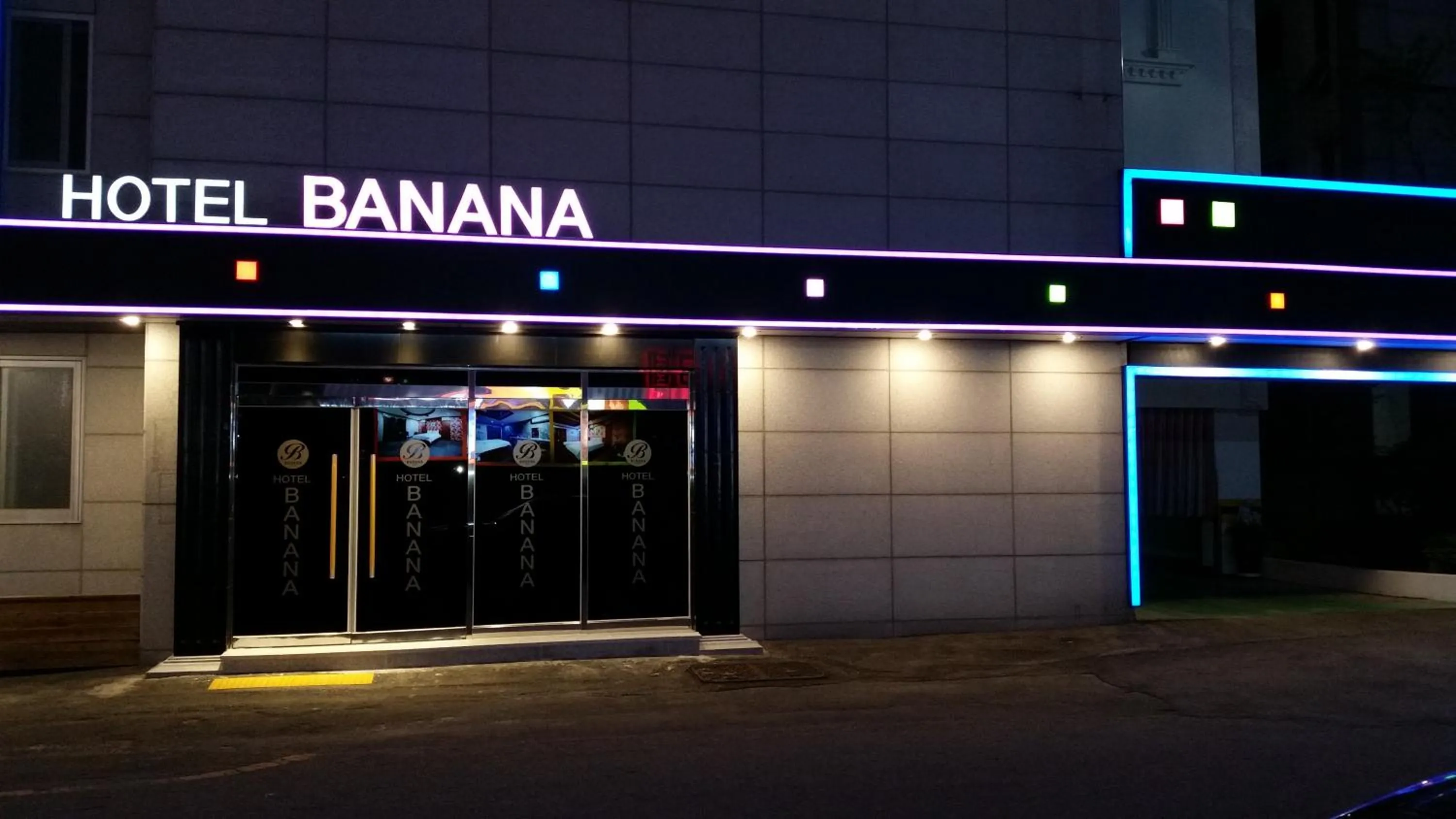 Facade/entrance in GuangJu Hotel Banana