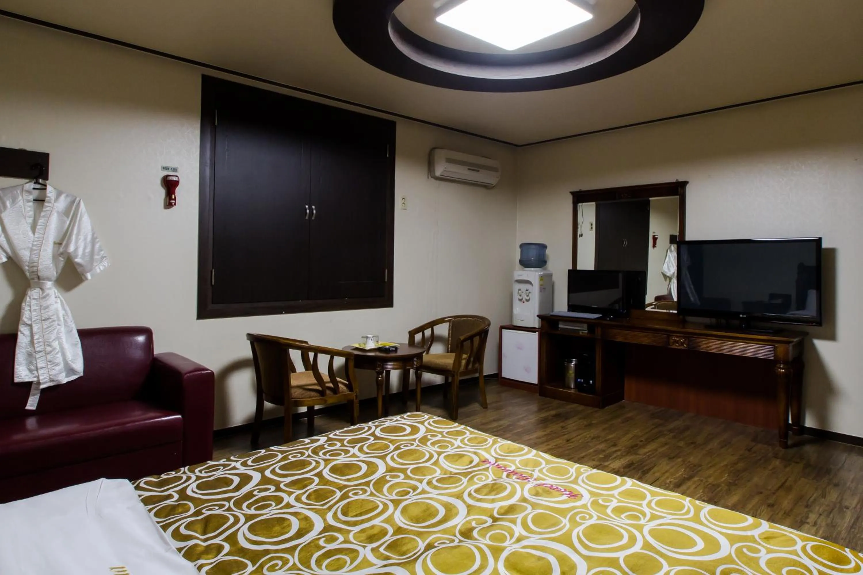 TV/Entertainment Center in GuangJu Hotel Banana