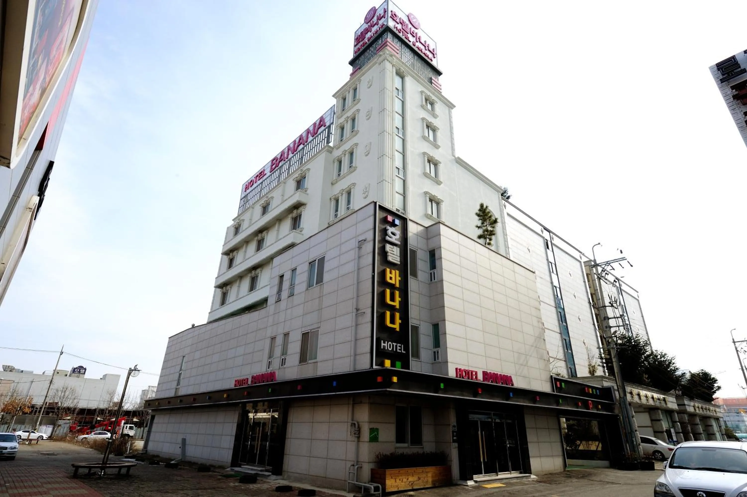 Facade/entrance, Property Building in GuangJu Hotel Banana