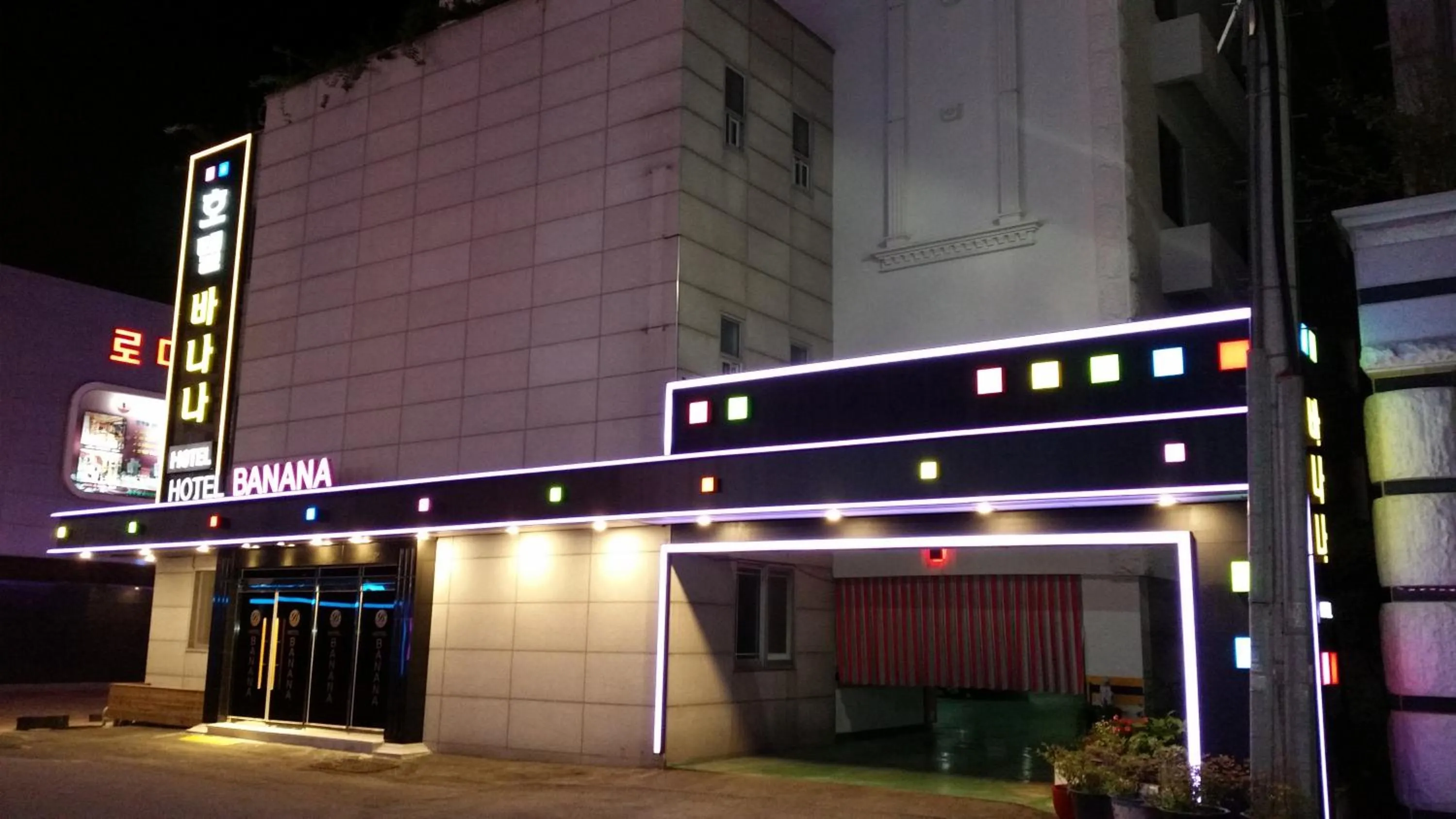 Facade/entrance, Property Building in GuangJu Hotel Banana