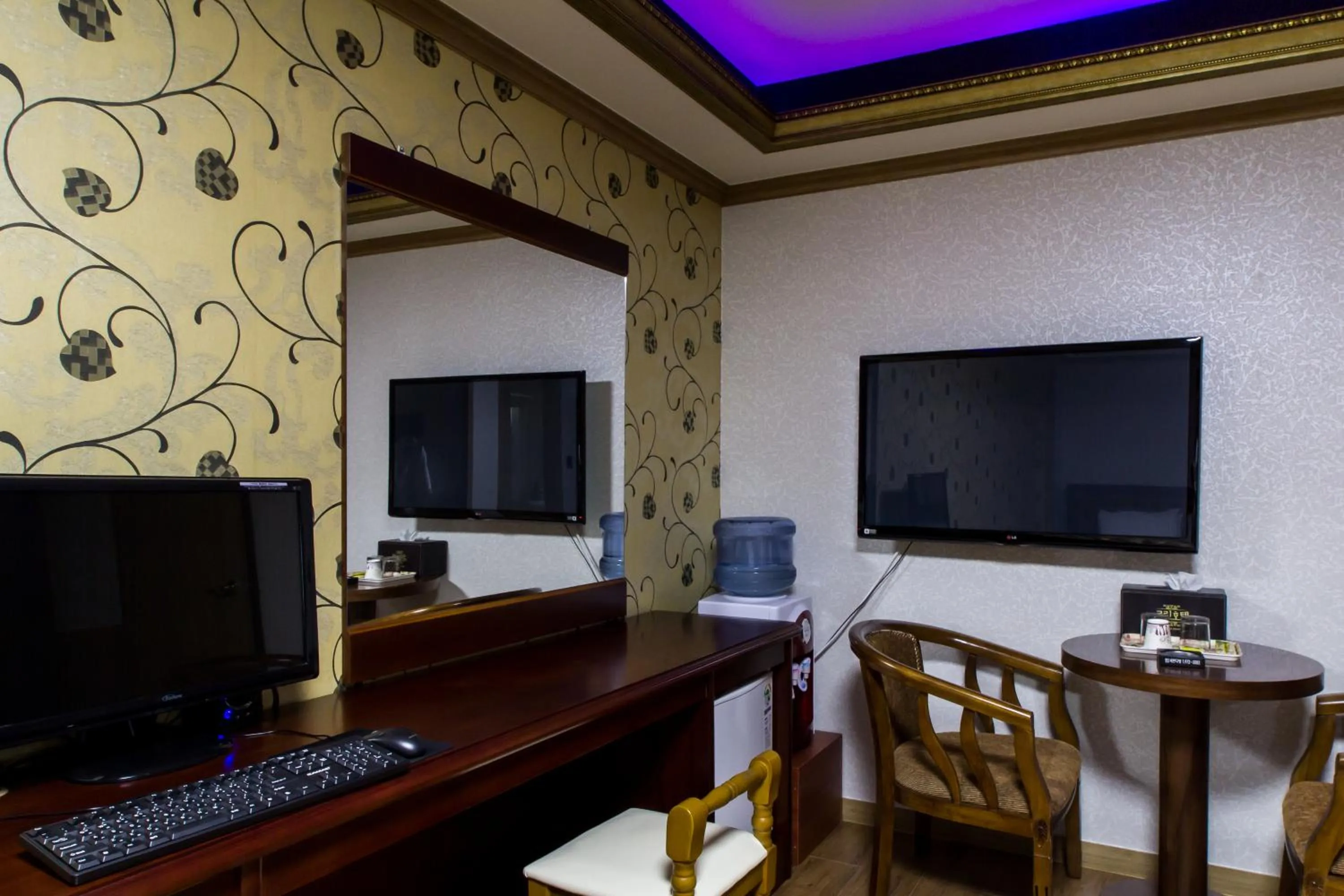 TV/Entertainment Center in GuangJu Hotel Banana