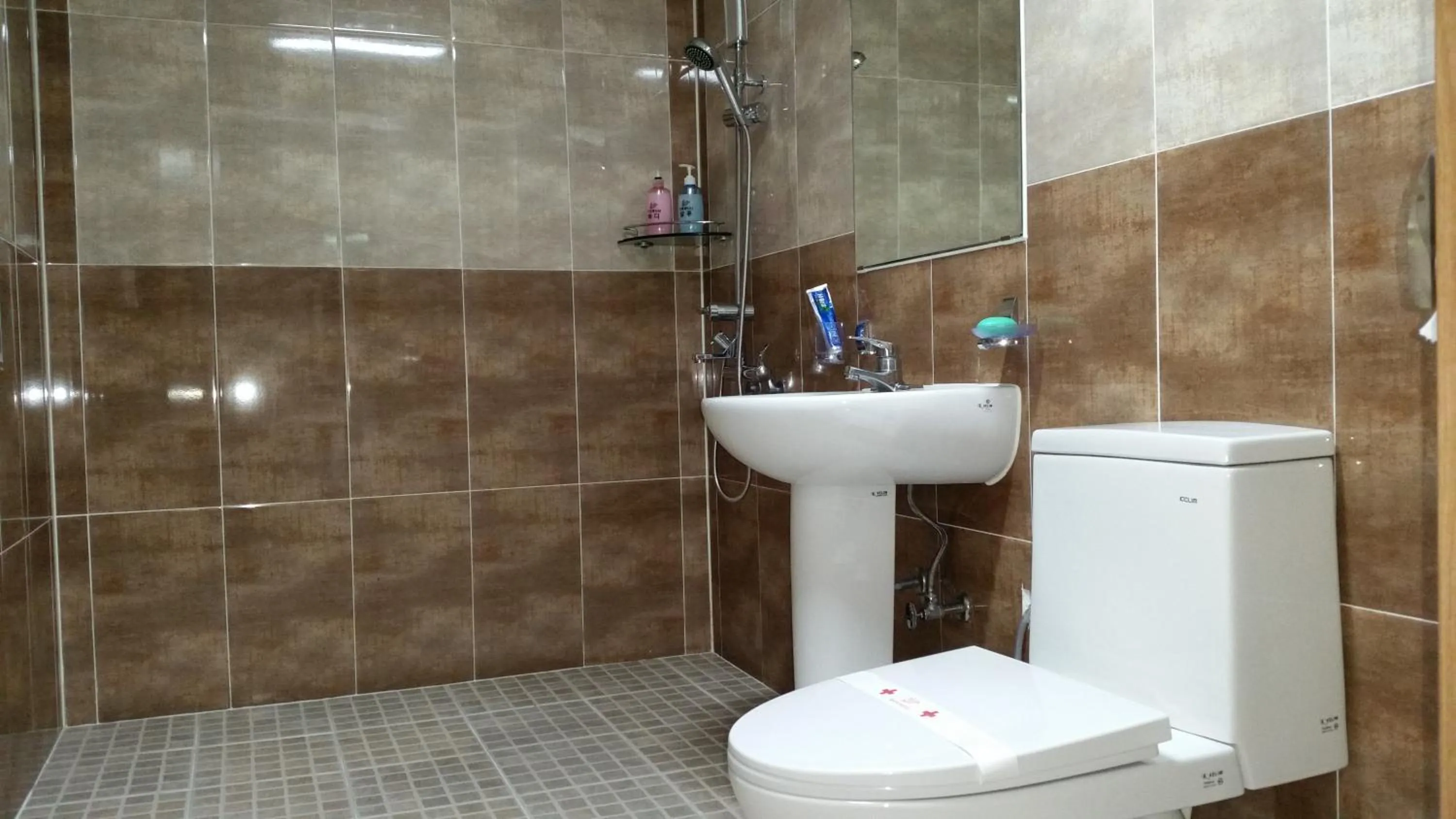 Shower, Bathroom in GuangJu Hotel Banana