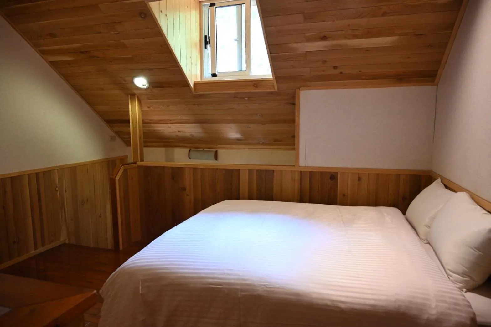 Photo of the whole room, Bed in Dreamtown