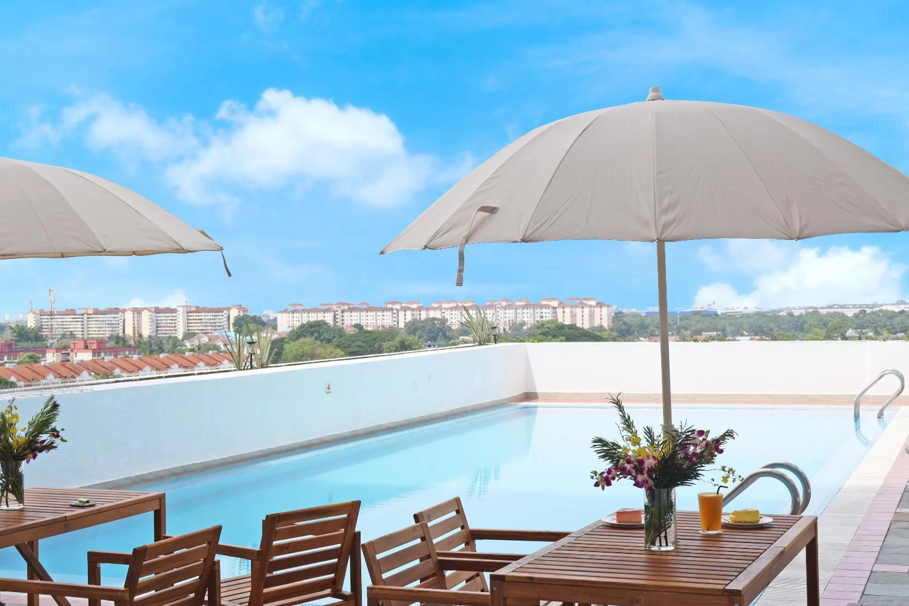 Swimming pool in Crystal Crown Hotel Harbour View, Port Klang