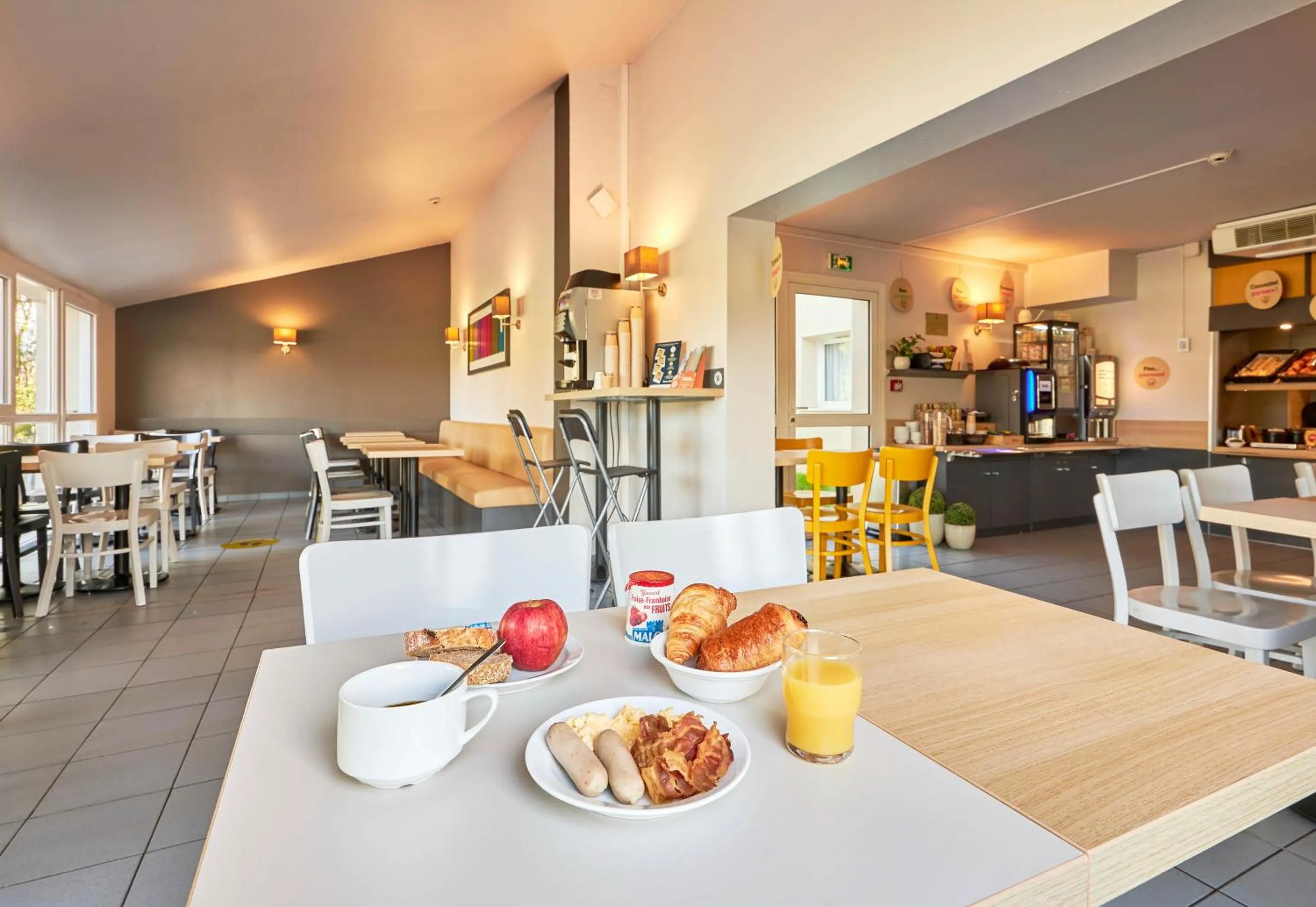 Breakfast in B&B HOTEL Honfleur