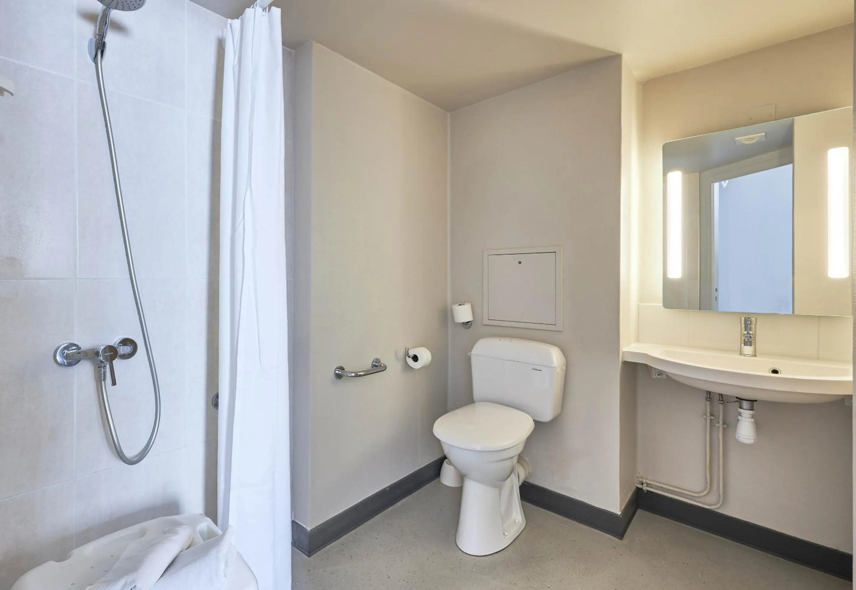 Bathroom in B&B HOTEL Honfleur