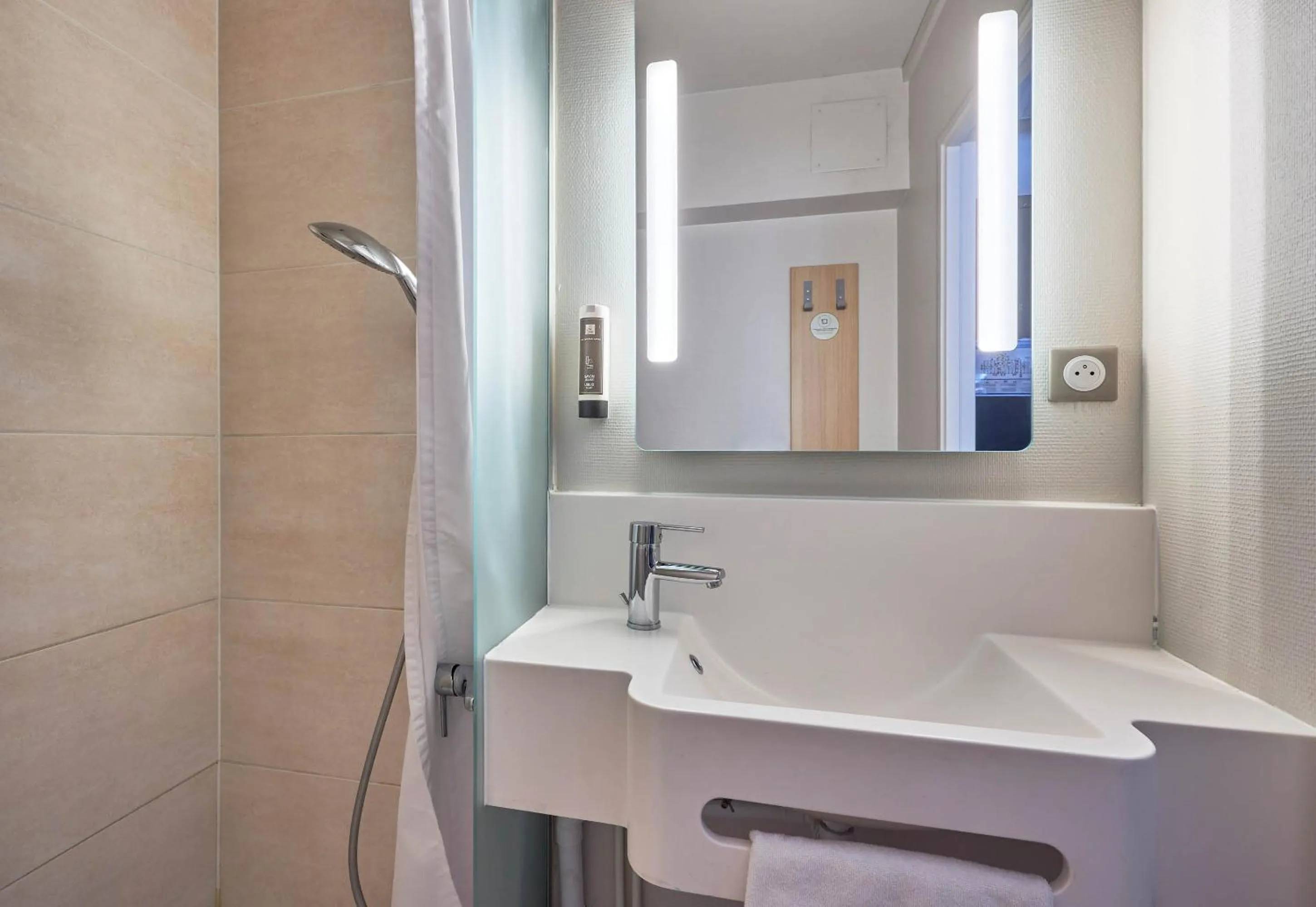 Bathroom in B&B HOTEL Honfleur