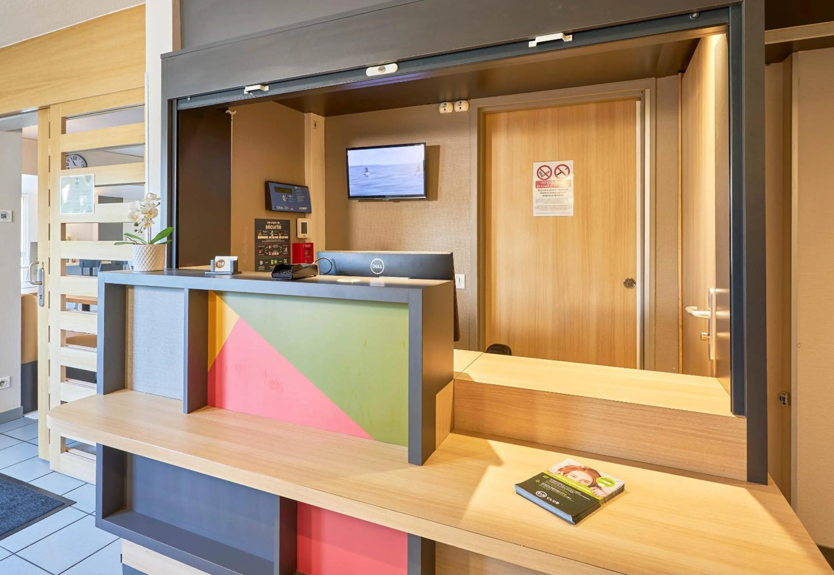 Lobby or reception in B&B HOTEL Honfleur