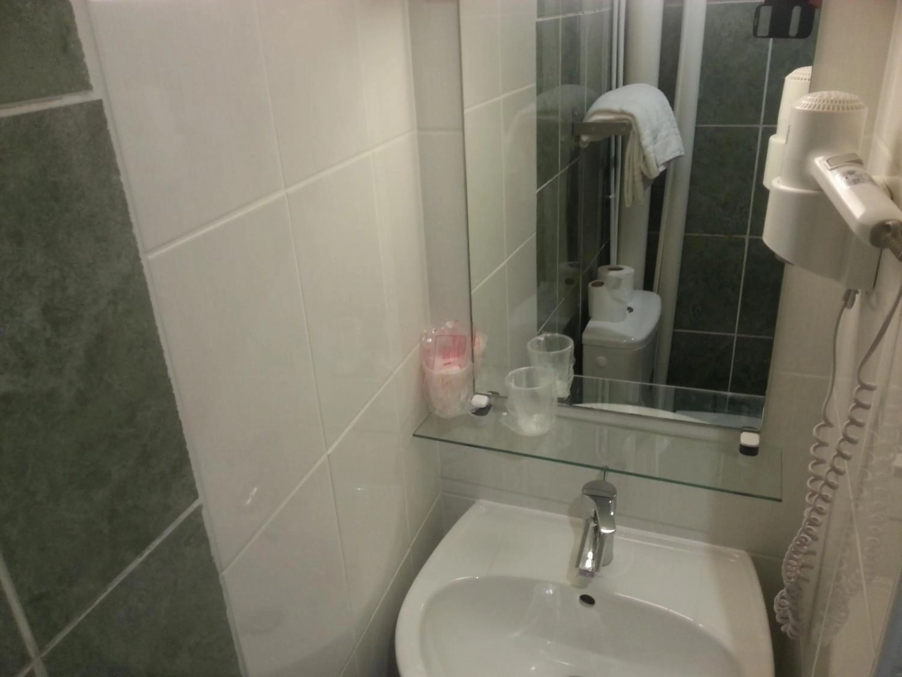 Photo of the whole room in Hipotel Paris Bastille Saint Antoine