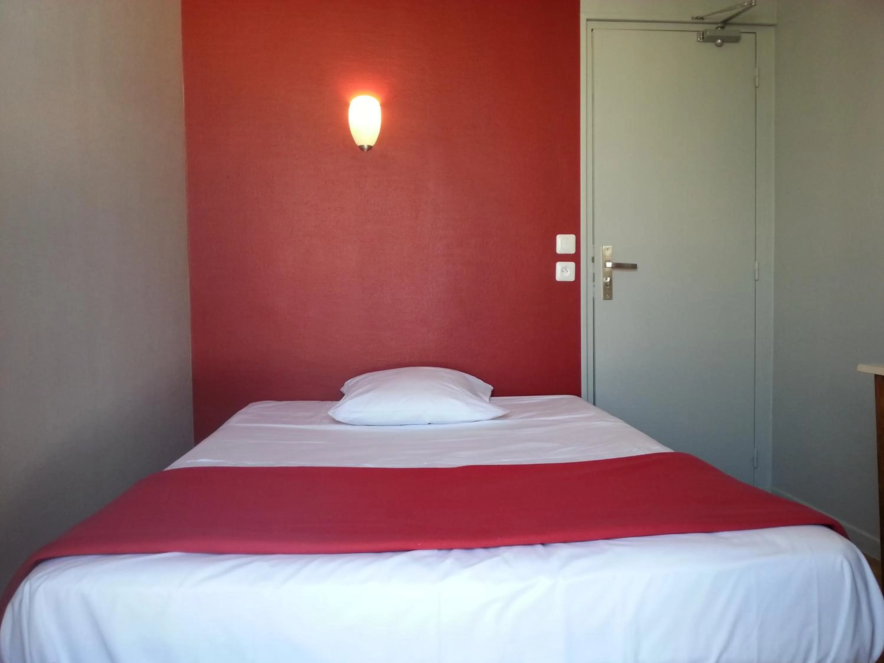 Photo of the whole room in Hipotel Paris Bastille Saint Antoine