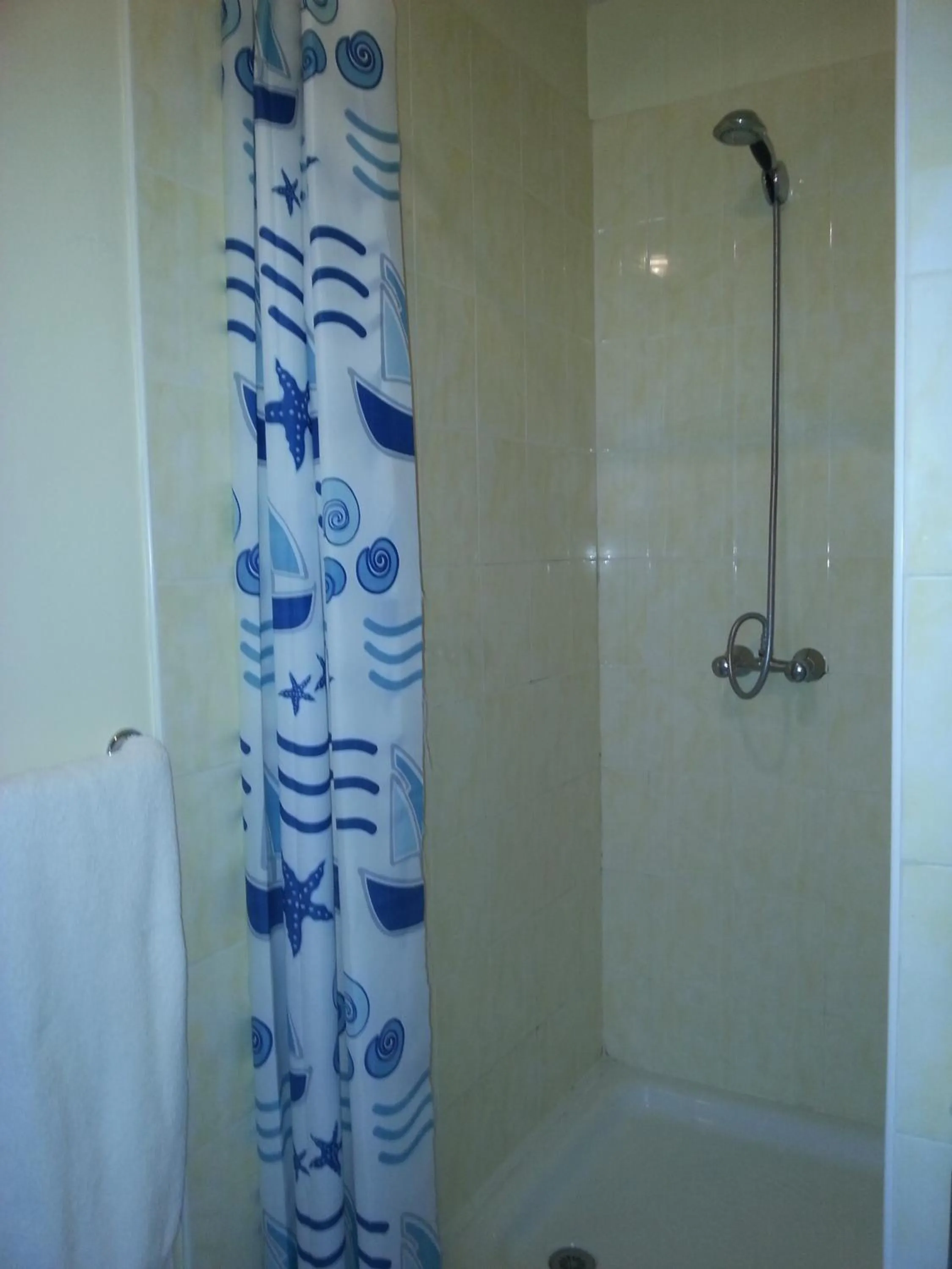 Shower in Hipotel Paris Bastille Saint Antoine