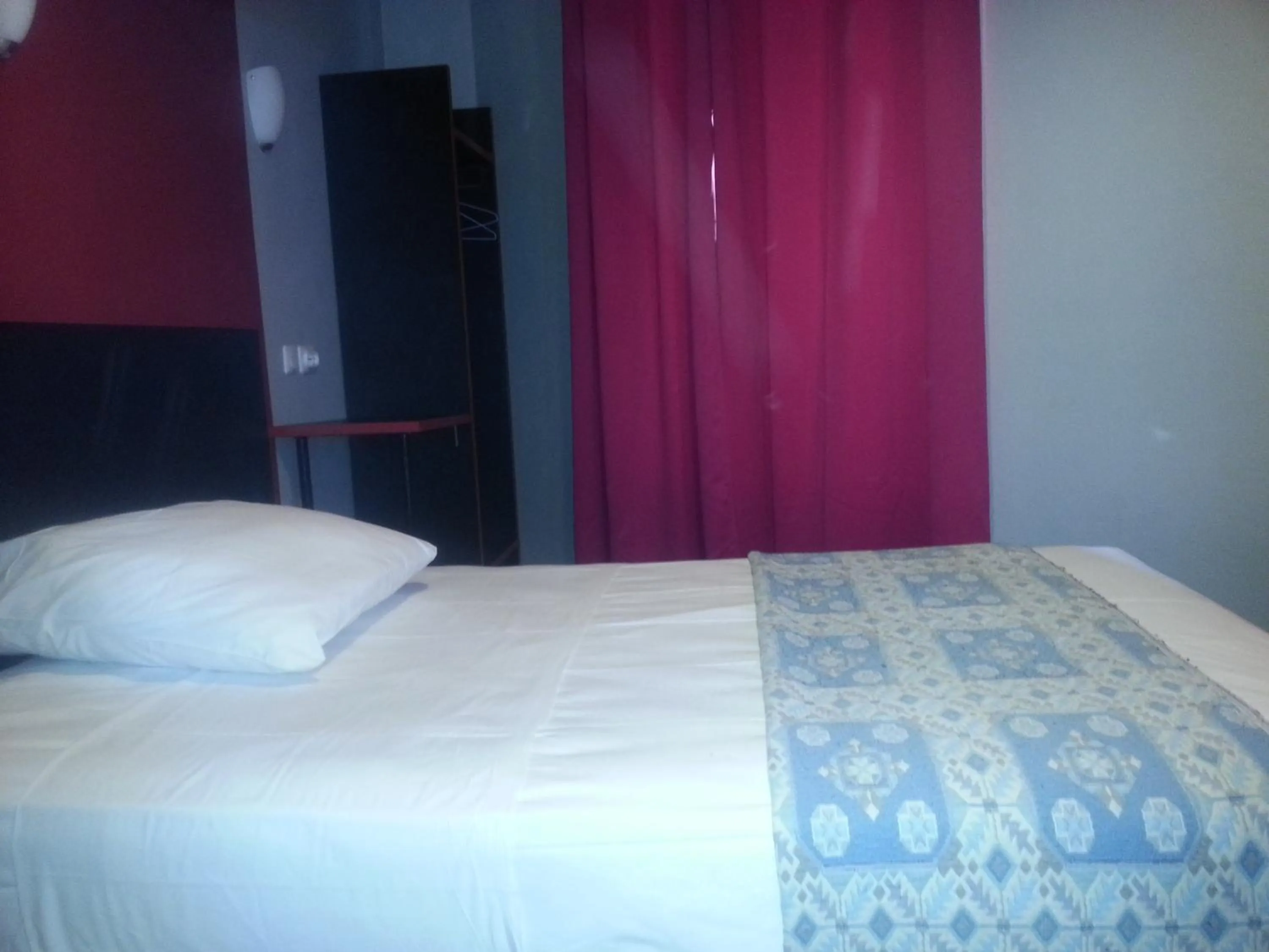 Photo of the whole room in Hipotel Paris Bastille Saint Antoine